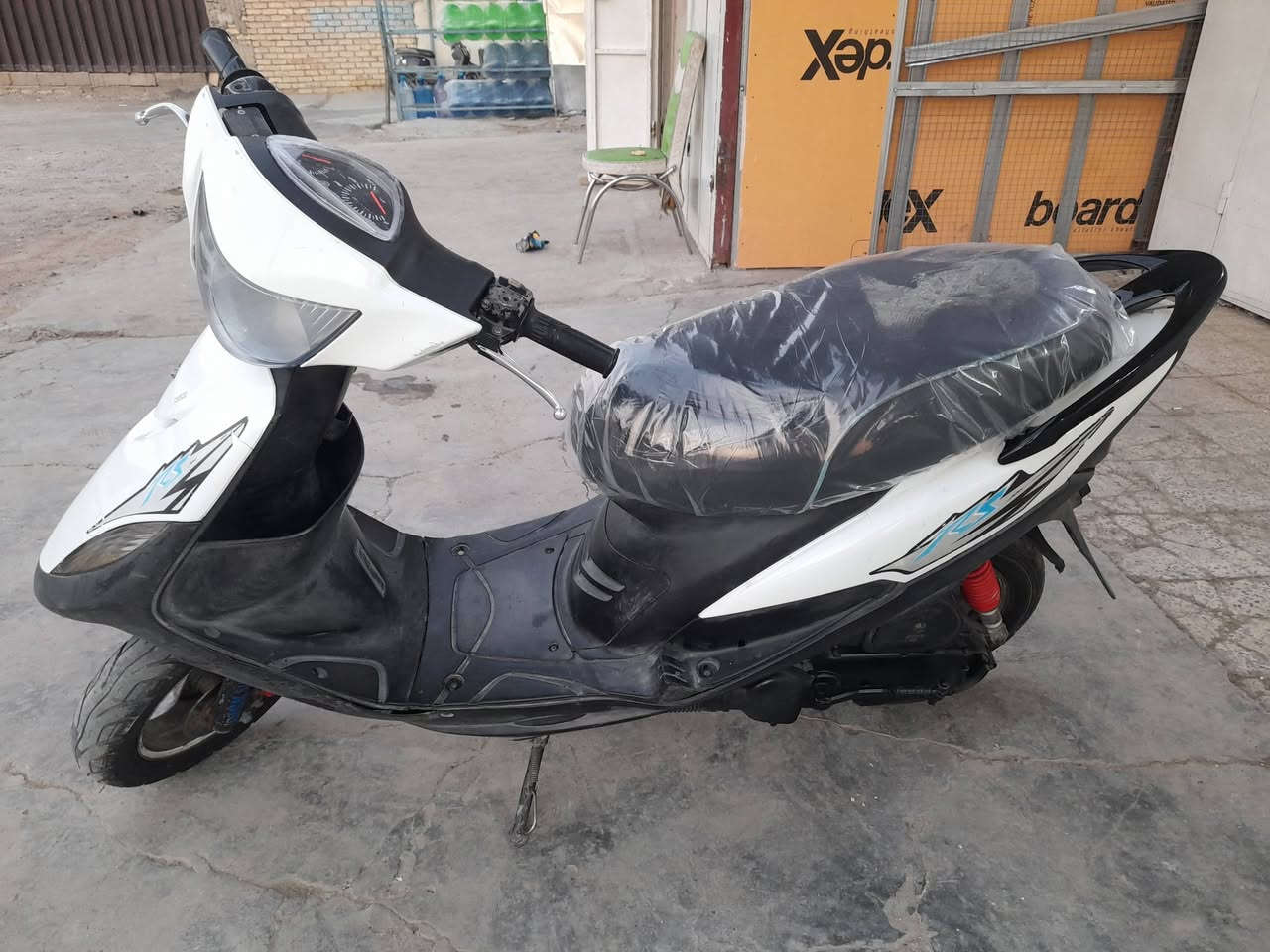 لسلام عليكم دراجة ماكس عدلة نضيفة ختم واحد شلعة معدل فول لمكان لغزالية لسعر 450 لشراي يتصل ***********
