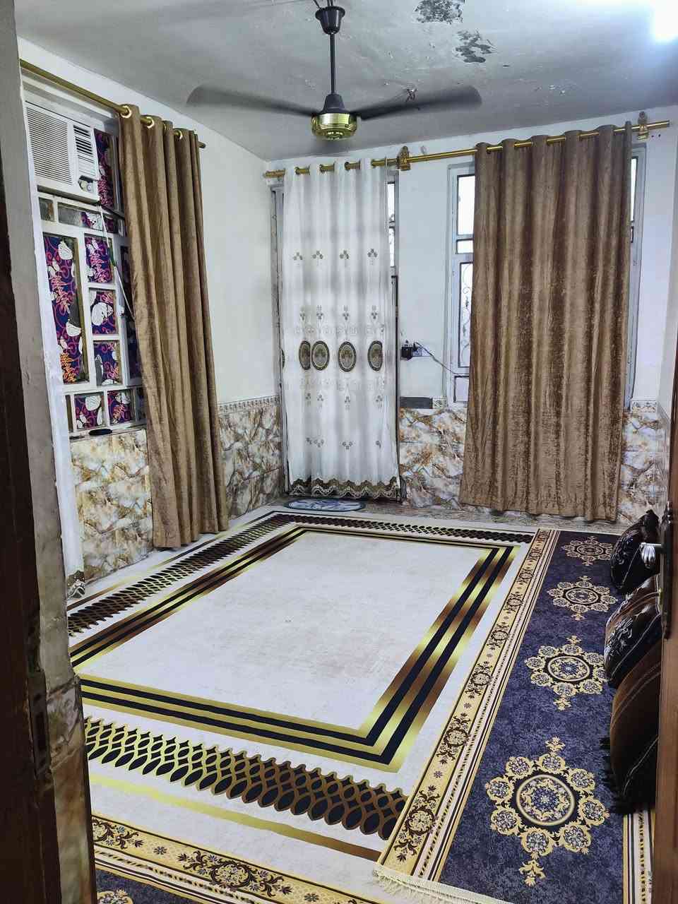 سلام عليكم( دار للبيع )(طابقين) مساحة (100) سبع البور منطقة الالف (1375) مجاور مدرسة طه حسين ومدرسة الجواهري يحتوي على 3 غرف نوم السعر 65 بي مجال 
***********
