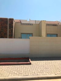 وبركاته منزل 🏠 ٢٠٠ متر , طابق ونصف  يحتوي على ٣ غرف نوم  وصاله استقبال...