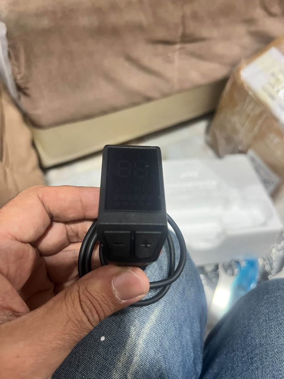 :✨ طقم محرك بافانج وسطي (BAFANG Mid-Drive) بقوة 250 واط - جديد زيرو ✨السلام عليكم شباب، متوفر عندي أرقى نظام تعديل للدراجات الكهربائية عالمياً، محرك وسطي (Mid-Drive) من شركة BAFANG الأصلية. الطقم جديد تماماً (زيرو) ولم يركب على دراجة من قبل.📋  يركب مكان الدواسات (السنتر)، يعطيك أفضل توزيع وزن وثبات للدراجة  القوة: 250 واط (اقتصادي جداً في استهلاك البطارية، ومطابق للمواصفات القانونية) .الملحقات المرفقة: العقل (مدمج)، الضفيرة الكاملة، هندل السرعة (الخانق)، وحساس السرعة، والشاشة الذكية مع كامل ملحقات التركيب والبراغي 🌟 مميزات المحرك الوسطي 250 واط:جديد زيرو: تأخذه وأنت مطمئن كفالة ونظافة 100%.توفير هائل بالطاقة: يمشيك مسافات طويلة جداً بالبطارية لأنه يركز على مساعدة الدواسات وعزم التروس.تشغيل ناعم وصامت تماماً بدون أي صوت أو اهتزاز.📍 المكان: السليمانية : للتواصل والاستفسار يرجى إرسال رسالة على الخاص أو الاتصال على الرقم: (***********)
