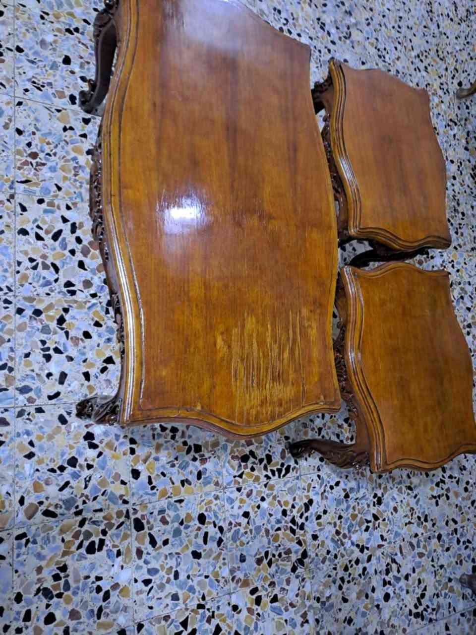 ميز • طبلتين • نقش مصري