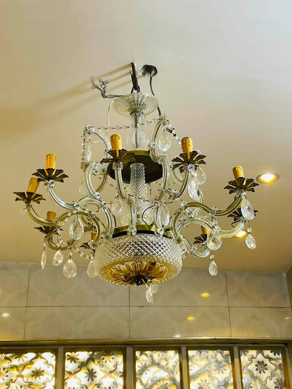 السلام عليكم ثريات للبيع إيطالي كريستال قديم انتيكا نضافه فول لشراي يتصل ويدلل ***********مكاني بغداد
