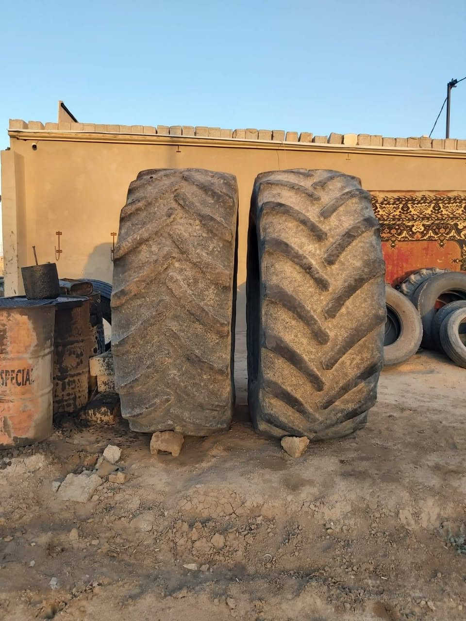 للبيع تايرات نيو هولند حجم 42  70  710   اتصال ***********
