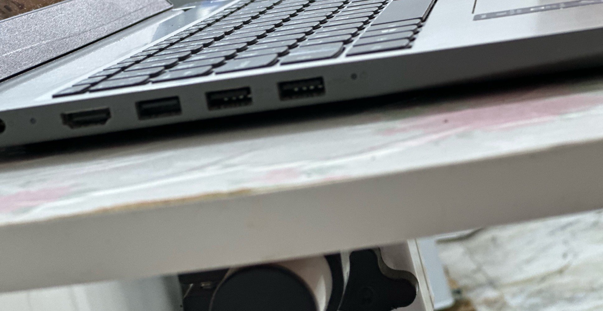 Lenovo IdeaPad Slim 3
لابتوب لينوفو مستعمل بحالة  الزيرو | استخدام قليل لبحث التخرج فقط خالي تمامًا من أي خدش أو عيب .

 المعالج: 
Intel Core i5-1035G1 | الجيل العاشر
 RAM: 8GB DDR4
 التخزين:مزدوج
• 128GB NVMe SSD
• 1TB HDD SATA
 كارت الشاشة:مزدوج
• Intel UHD Graphics
• NVIDIA GeForce MX330 2GB منفصل
 الشاشة: 
15.6” | FHD 1920×1080 | IPS | 60Hz

 نظام التشغيل: 
Windows 11 Pro | مفعّل ومحدّث

المميزات والملحقات:الشاحن الأصلي مع لاصق حماية شفاف للشاشة من أول يوم 
 Privacy Shutter لغلق الكاميرا
                                                          صوتيات Dolby Audio 
 جميع المنافذ تعمل بكفاءة: 
HDMI / USB / AUX
مع تقرير مفصل لحالة البطارية