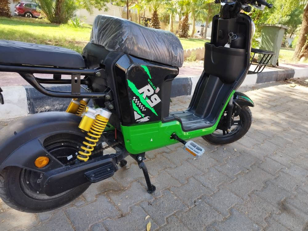 النوع: دراجه كهربائيه R9 وينلي

اللون: اسود + الاخضر .

المواصفات: 5بطاريات جرافيين و32 امبير، تاخذ شحن كامل وتمشيك مسافات طويلة لأن عمرها شهر ونص فقط (يعني بعدها بحيلها ومثل الجديدة).

الحاله العامه: الكهربائيات كلها شغاله (شاشه، لايتات، اشارات، وهورن) وبريكات بحاله ممتازه.

الهيكل الخارجي: الدراجة ما متعرضة لأي حادث، الهيكل سليم وممتاز، لكن بيها مجرد شخوط جانبية خفيفة جداً بالفايبر ((كما موضحة بالصور)) بسبب الاستخدام والركنة، وما مأثرة على شكلها أو وكفتها نهائياً.

الملحقات: "كاملة وجاهزة، وياها الشاحنة الأصلية والسويجات.

المكان كربلاء حي الموظفين.

السعر: 540 الف دينار عراقي.
متواجد واتساب رسائل وهذا الرقم: *********** عين التمور, كربلاء
