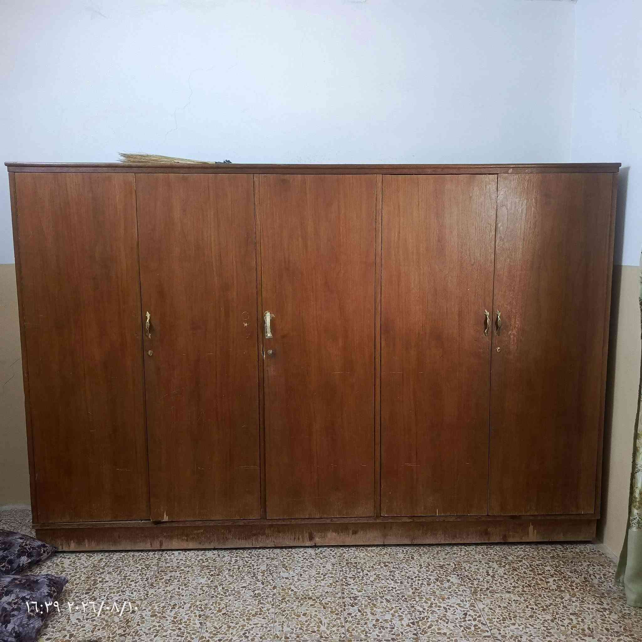 متاح  للبيع  قنصور حيل نضيف  داخلو جديد 5بوب  مع مرايه  خشب ثقيل  مع زاويه  ممصورها بعد  نضيفه   يحتاجن صبغ فقط  الله وكيلكم    القنصور يتقفل  يعني  مداري وخوش قنصور
سعرو  300وبيهن مجال  قليل  مكاني مفرق السد فلفيل  ***********
