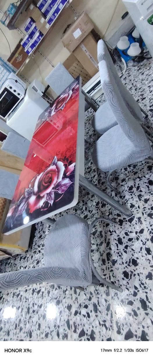 ميز طعام مع ٦ كراسي السعر ٧٥ الف العنوان خانقين بانميل ***********
