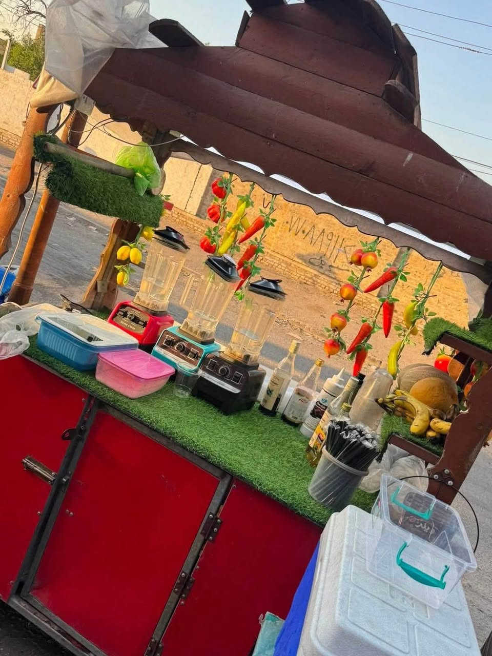 السلام عليكم فتحنه مشروع ع كدنه كوفي هناه بالبلديات شارع ٣٠ الكوفي مو جبير مناسب ونريد عامل يعني خلفه مال كوفي يلزمه ويخاف الله ويحلل خبزته وخبزتنه يعني عامل فعلا عنده عائله ومحتاج الشغل وكون من البلديات وعنده دراجه حتى يروح ويرجع يعني يعتبر الكوفي مالته احنه فقط نتفق وياه كل اسبوع ينطينه مبلغ وهو يطلع يوميته ولايجار ولانترنيت والمولد والمسواك حبيت اشرح كولشي بالمنشور حتى يكون عنده علم ليكدام ومن ينعرف ويصعد الشغل راح نجيب وياه عامل ثاني يساعده لان وقت ماتفتح المدارس يصير عليه لود الي فعلا حاب يشتغل ويكون امين ع رزقه ورزقنه يتصل علينه بس لامانه يكون يخاف الله واهم شي الثقه والامانه 
***********هذا رقم صاحب الكوفي راسله واتساب
