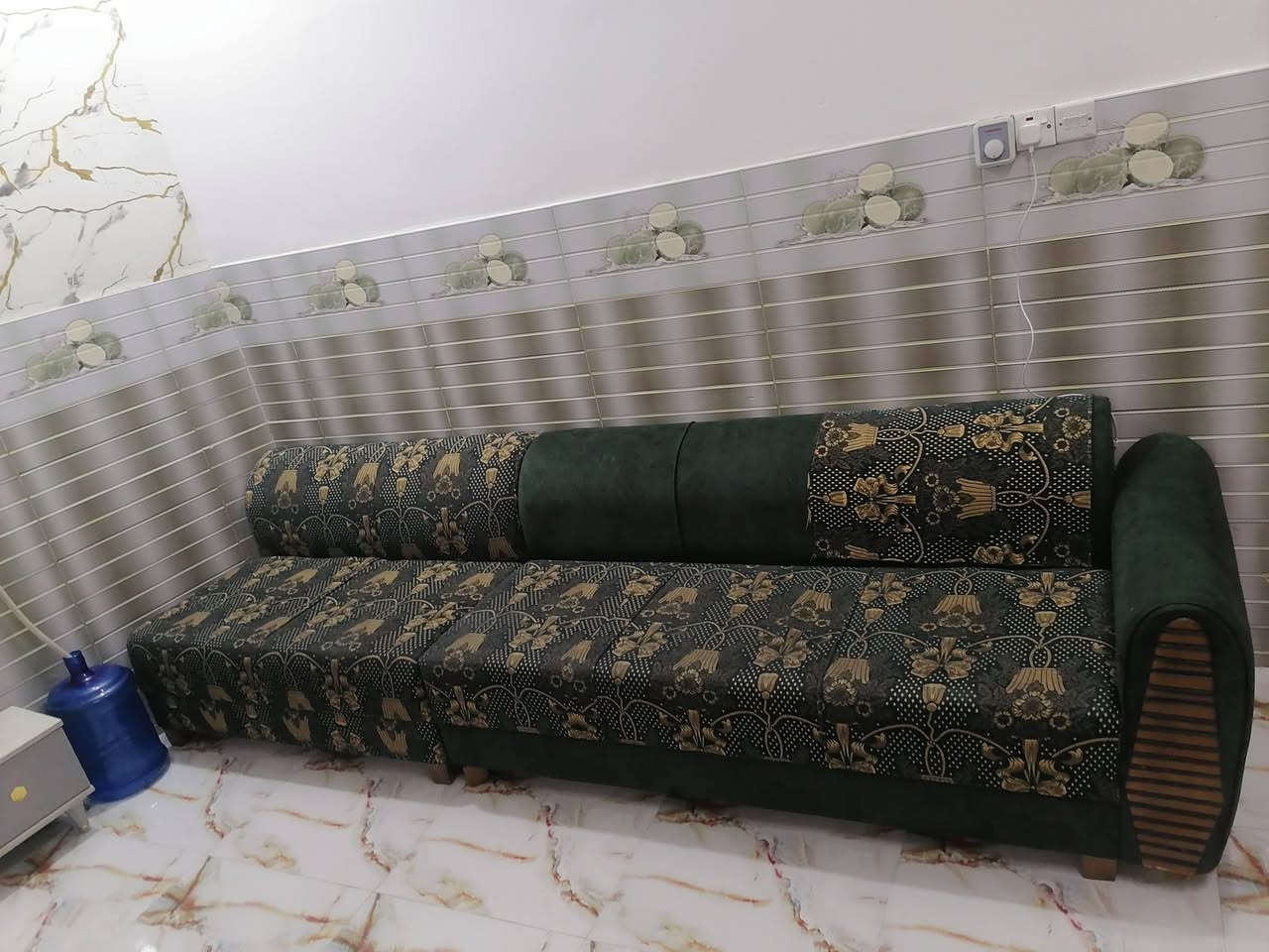 تخم 10 مقاعد اخو جديد للبيع السعر ب 250 العنوان حله ورديه خارج مقابيل العلوه مخضر رقم ***********

