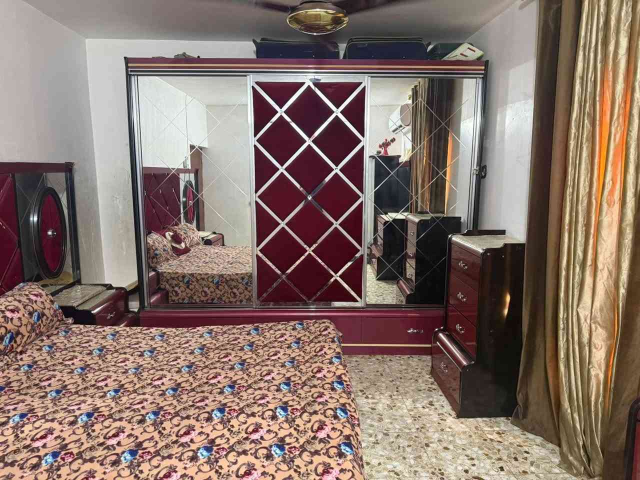 السلام عليكم غرفت للبيع نوم تتكون من 6 قطع جاهزه ونضيفه + جربايه معه دوشك نضيف 
***********
