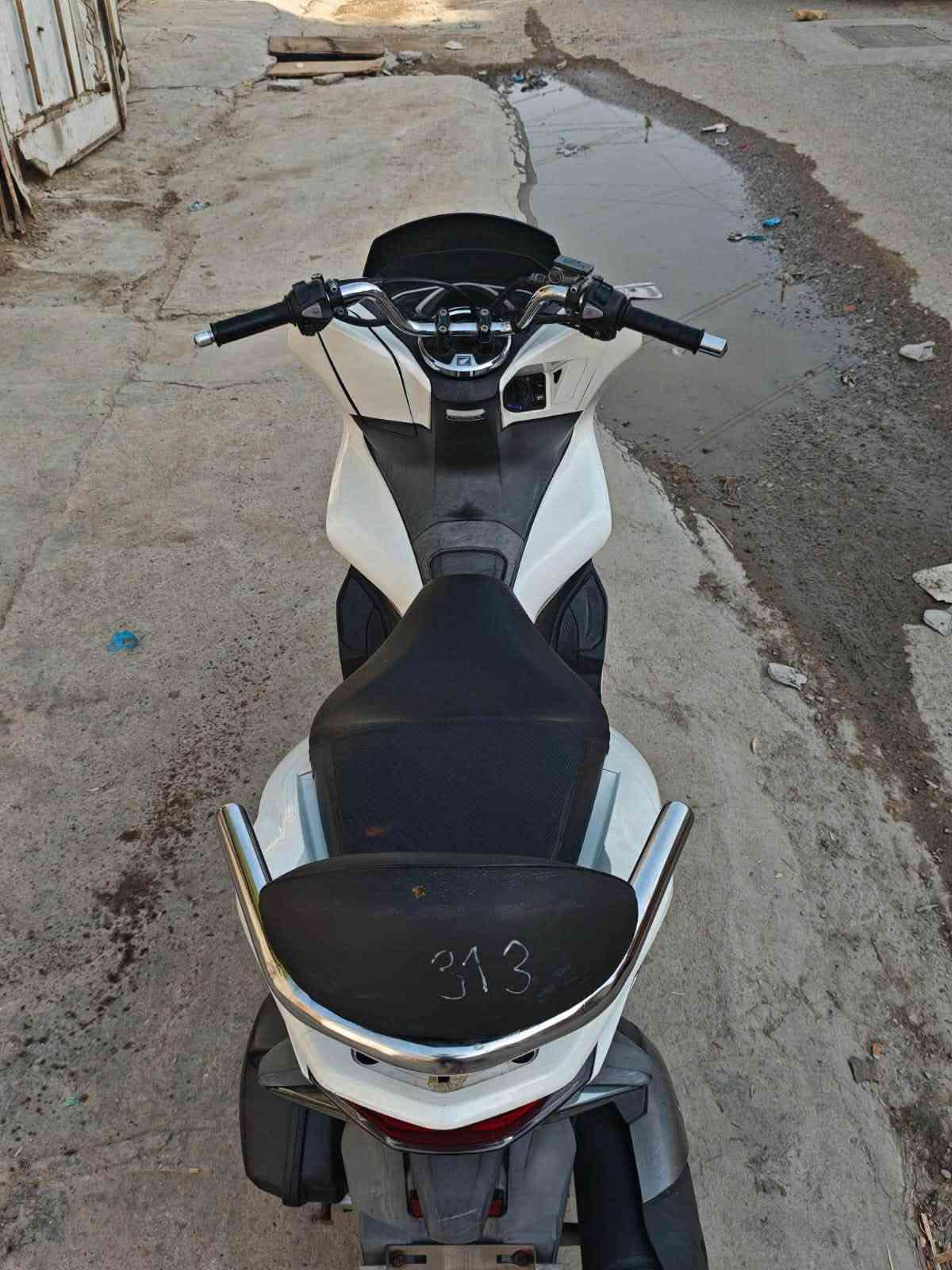 pcx جيل الثالث وارد كوري
مكينة 125 مكفوله  لامفتوحه ولا تنقيص ولا تبخير 
كفرات بلاديه 
كهربائيات شغاله حساس استاند حساس ازدحام 
لايت عالي ناصي دبل إشاره  
ماشيه 36الف حقيقي 
شلعه ومعدل تشگ الگاع 
الدراجه مكفوله اي نقص ما بيها 
بغداد مدينة الصدر 
السعر 13 وبيها مجال حگ الجيه 
***********
