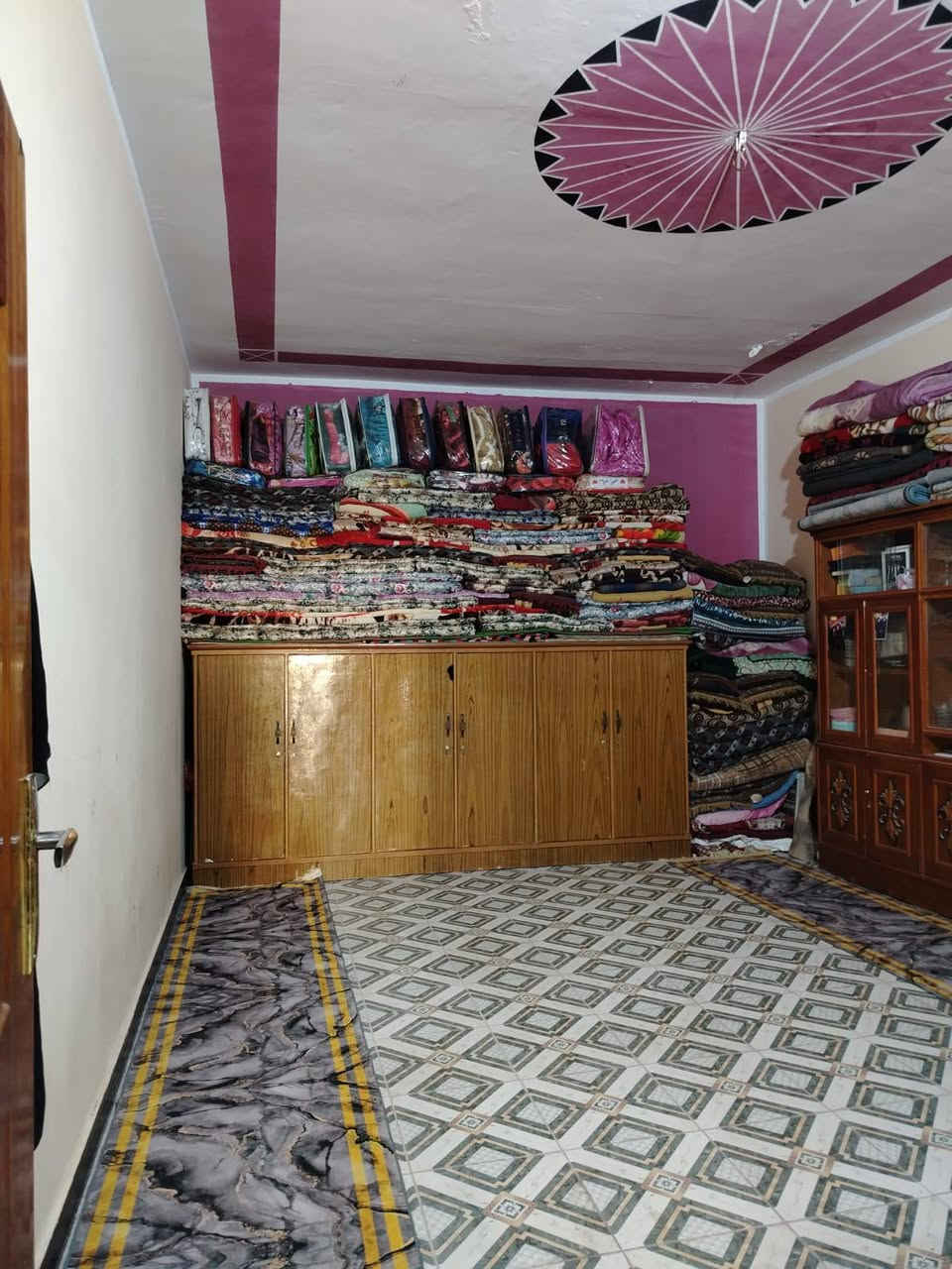 دار للبيع 
مساحة 220 متر يتكون البيت من غرفتين وصاله ومطبخ وبراني و حمامات داخليه و خارجيه بناءً حديث 2016 لاساس رباط البناء طابوك السكف عكاده 
 العنوان ام الخيل شارع سيد نعيم آل سيد جاهل يبعد عن سايدين الملعب 50 متر 
كامل الخدمات السعر خاص او إتصال ***********
