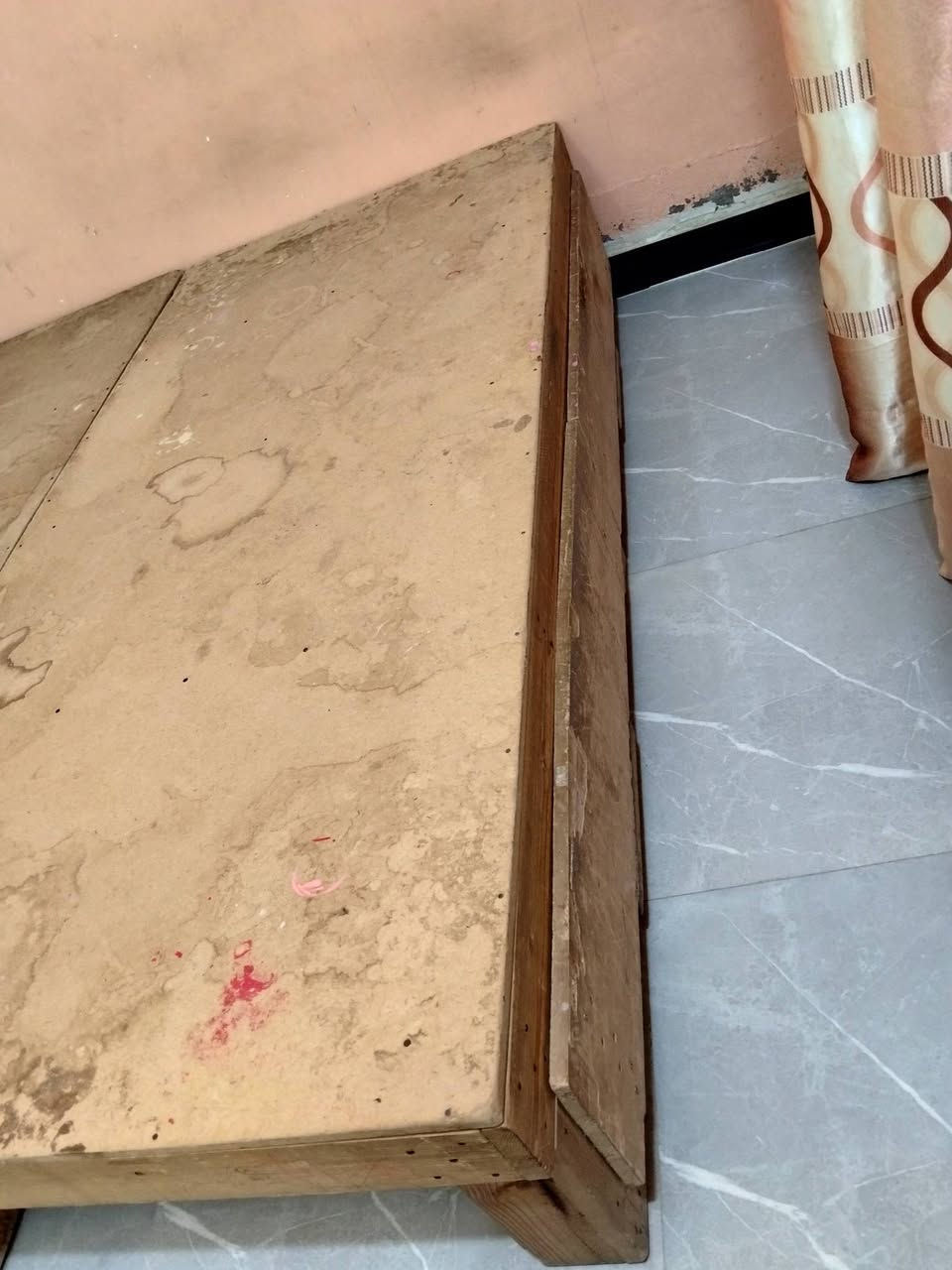 ---
*🔥 للبيع تخوت خشب تفصيل ثگيل - عدد 2 🔥*

تخوت خشب قوي وثگيل يتحمل وزن
*كل تخت بيه جرارين جانبيات كبار*
المجموع: 4 مجرات كبار يصلحن مخزن ملابس واغراض
القياس: كل تخت نفر واحد - الثنين سوة يصير نفرين
النظافة: مثل ما بالصور

*السعر: 100 ألف للثنين*
*العنوان: البصرة - الزبير - الرشيدية الأولى*
*للحجز والاستفسار: ************

اتصال او واتساب
---
