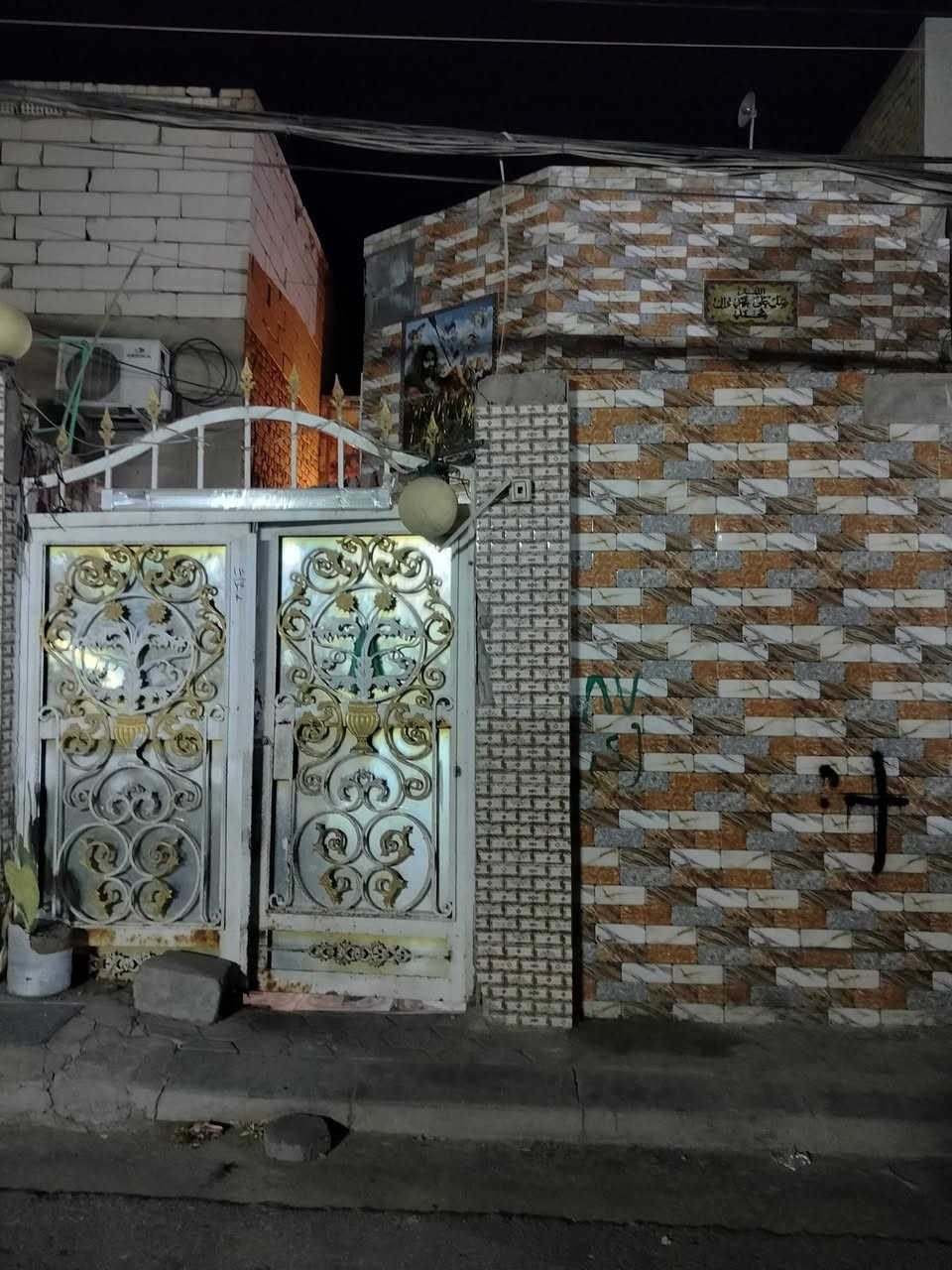 سلام عليكم الدار للبيع 100متر العنوان نجف حي الوفاء يم مجسرات الزهرة 105 مليون وبيه مجال *********** وتساب
