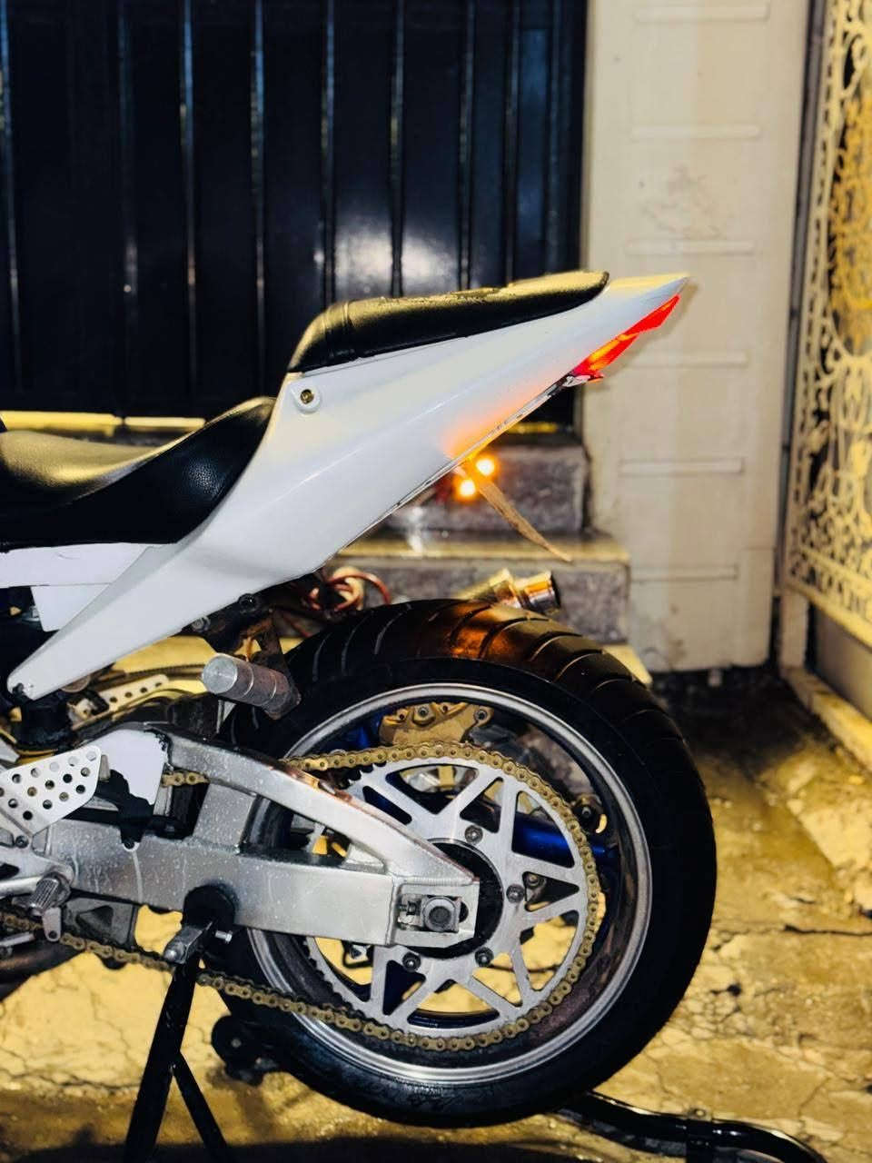 دراجه بطح CBR 954 RR امزوده مال لعب ما بيها عيب بس نضوح وما اعرف وين سعرها مليونين وبيها مجال ***********
