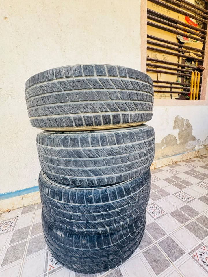 سلام عليكم  تايرات نضافه  90‎%‎ للبيع /قياس 285/70R17
📞***********

