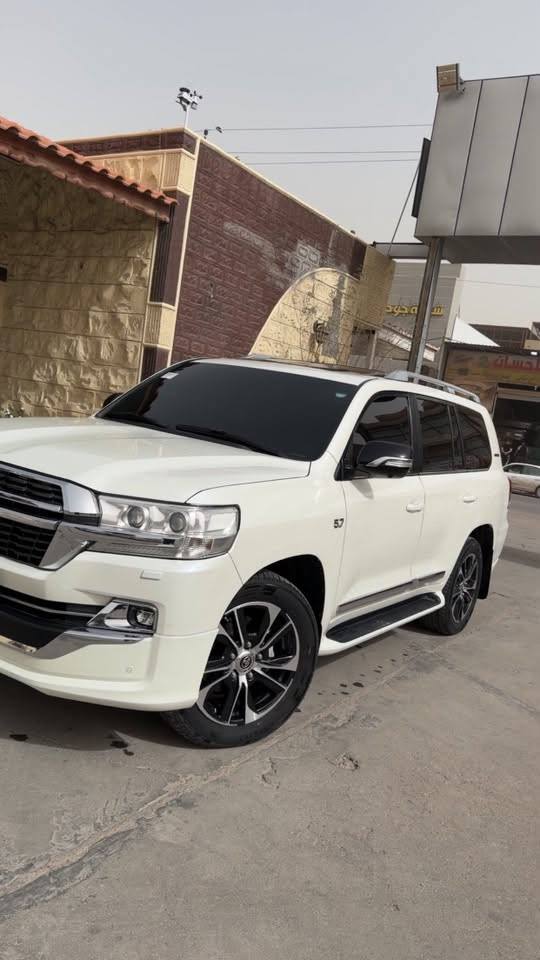 تويوتا لاندكروزر vxr موديل 2019 ليبل  وسنويه  ومضلل بالسنويه

المحرك: V8 سعة 5.7 لتر

المسافة: 107 ألف كم

رقم دهوك تحويل مباشر 

مكفوله كفالة كلش جديدة السيارة 
تخم تاير   جديد  ماناقصها  شي  كير مكينه  حداديه كفاله 

المواصفات:
 
- ثلاجه 
-دشبول لكزس

- كشنات جلد

- كشن السائق كهرباء وكشن الراكب كهرباء

- صندوق كهربائي

- سماعات محيطية

- 4 حساسات أمامية

- لايت بلادي

- زراك لايت

- 8 إيرباكات

- شاشات خلفية

- فتحة سقف

- ستيرن كهربائي

- تبريد مركزي

- مرايا قلاب

- تحكم من جهتين

- 4 كاميرات 

- شاشة وسطية كبيرة بلادي
شاشات خلفيه  عدد 2

- باقي مواصفات اللاندكروزر المعروفة

 

السيارة كلش حلوة وجاهزة، 

بيها   ربع دعاميه  خلفيه (ربع) وبيها بارد  شي قليل  فقط 

السعر : 525 وبيها مجال بسيط للشراي 

مكان السيارة بصره  

للأستفسار : ***********
