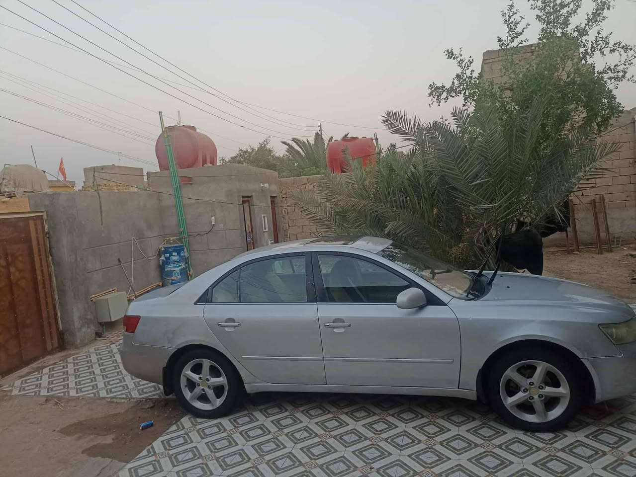 السلام عليكم  اللبيع سوناته 2007
مكفوله كير ومحرك حداديه قبل شهر مسويها
بيها صبق قليل بل جاملق الورا يم قبق البانزين 
خليجيه 2400
***********
