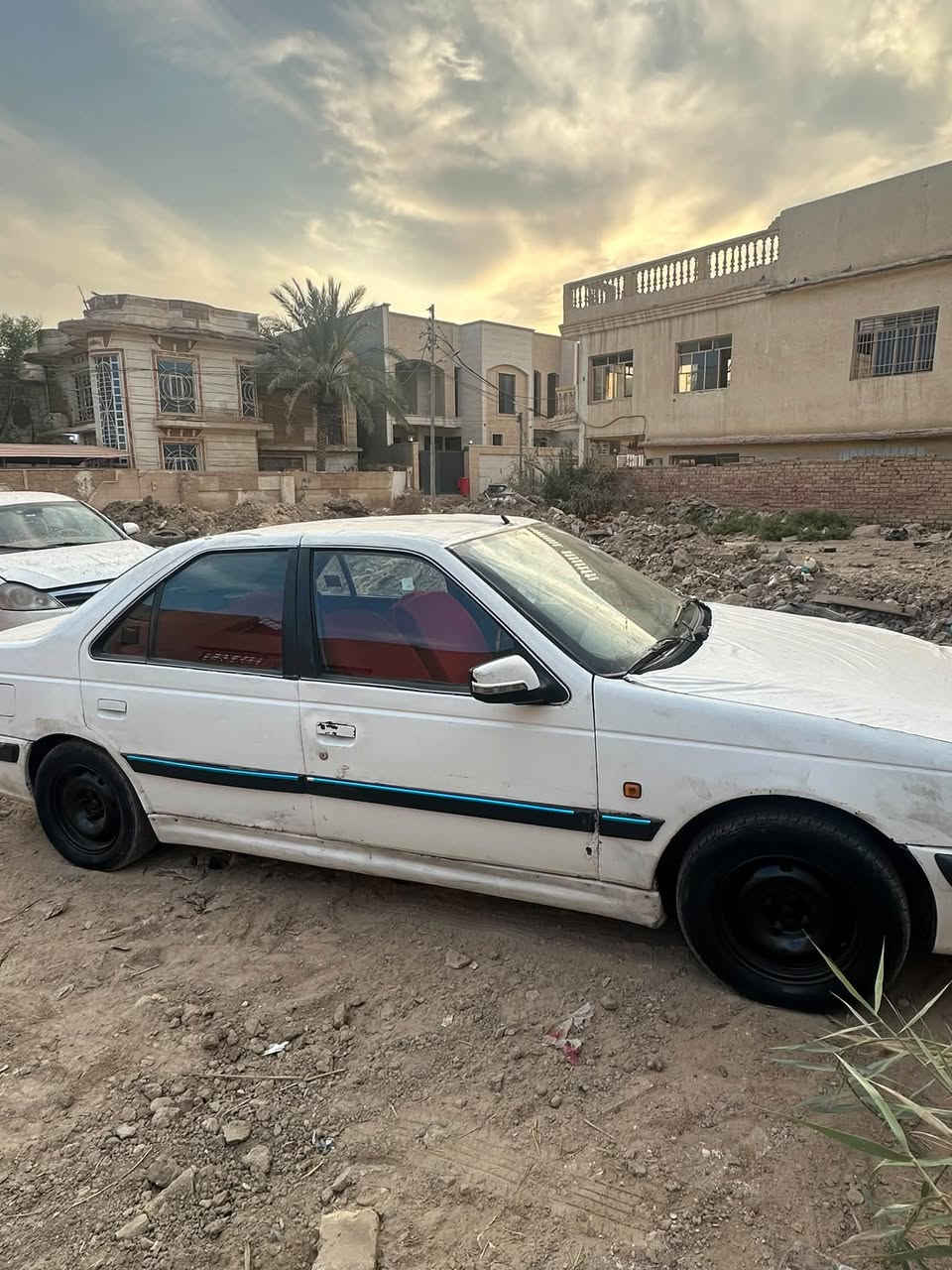 بيجو بارص موديل 13مكفولة من الضربه والكص والتبديل كير مكينة حداديه مضبوطات تخم تاير نص ونص  غرفتها مابيها نقص كهربائيات شغاله  رقم بصره سنويه نافذه صارلها سنتين سيارة جاهزه من كلشي على الفحص ترايك وين ماتريد العنوان ديوانيه السعر 25 وبيها مجال للشراي راعيها يريد مداور  
 ***********
