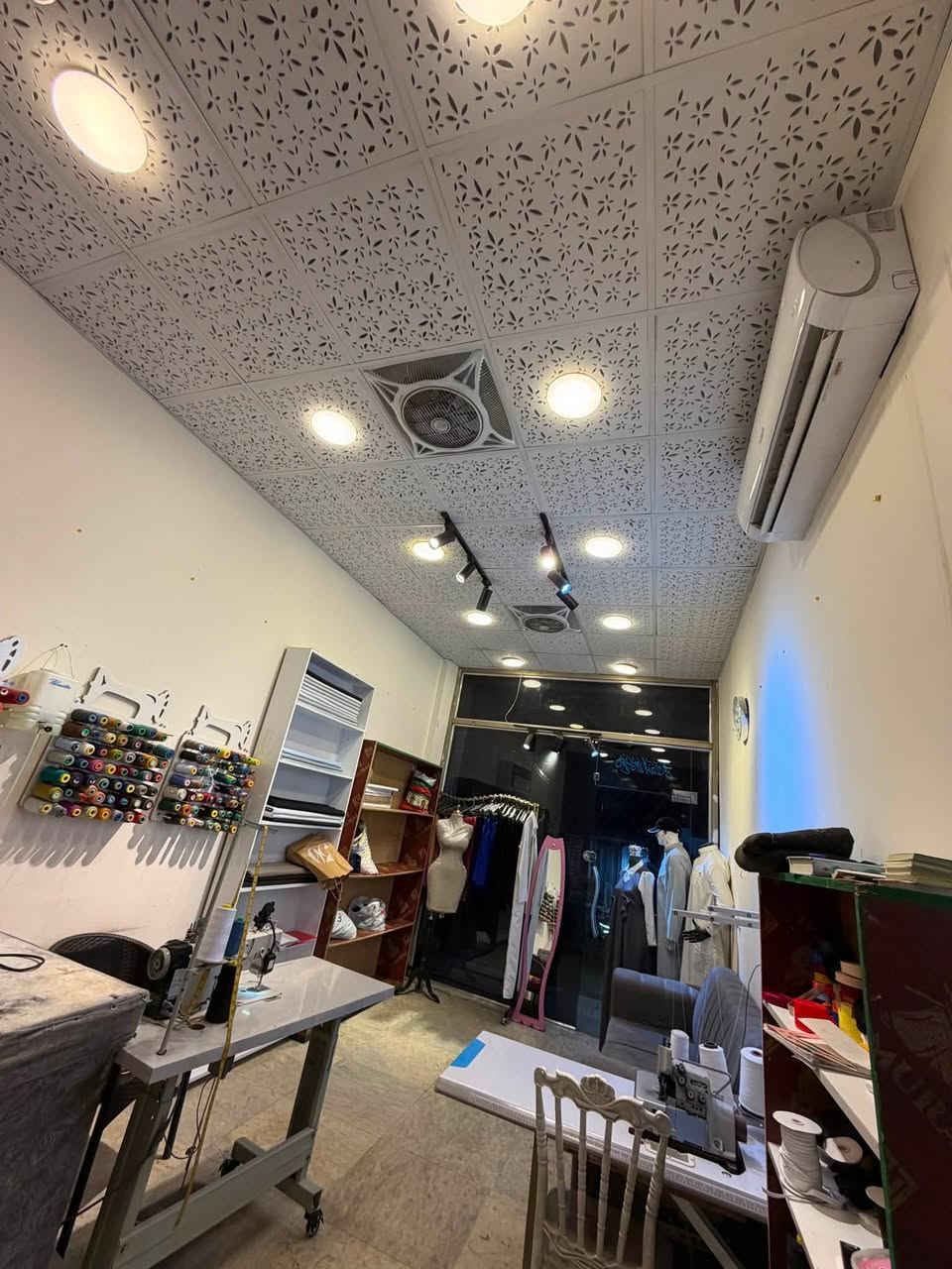 محل خياطه للبيع بسعر مناسب جاهز من كلشي العنوان زيونه شارع العاب بغداد قرب ماركت ابو حمزه المحل بيه معاميل وشغال سبب البيع انتقال لغير محافظه للاستفسار 
***********
