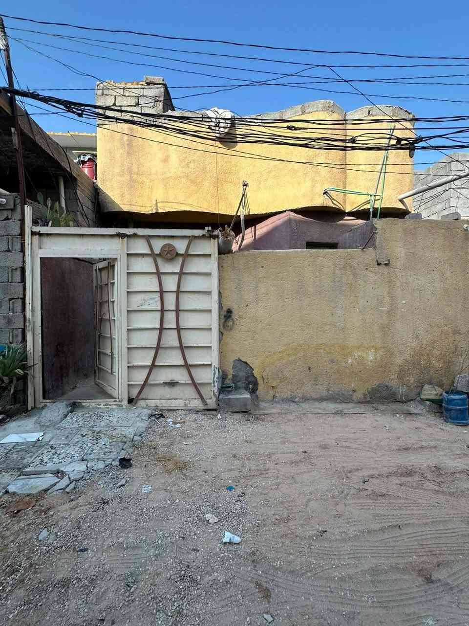 السلام بيت 170 متر للبيع زراعي سنه 25 طابقين الطابق الفوك غرفه وصاله وحمام وسطح والطابق الجوه استقبال ومطبخ وصاله وغرفه للبيع العنوان كربلاء الحر الرشديه للاستفسار هذا رقم صاحب البيت ‏‪***********‬‏
