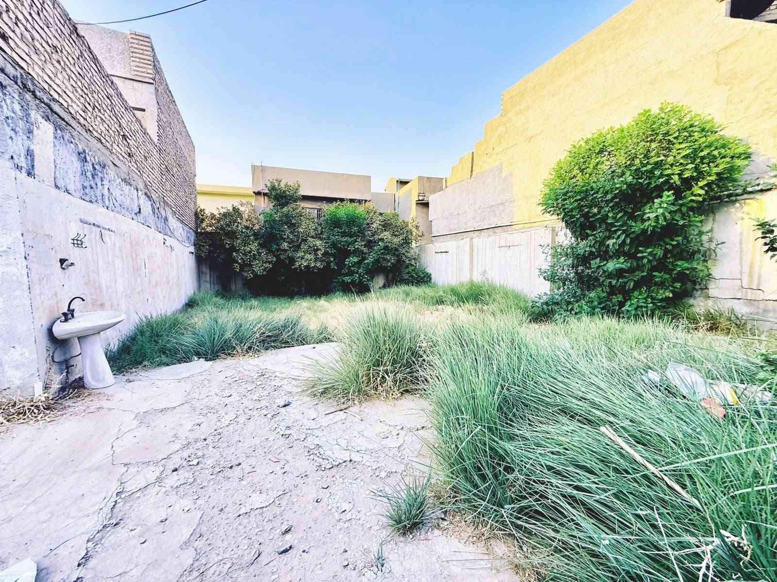 بيت للبيع ٢٠٠ متر  مع  أرض   ٢١٠  متر  طابو ملك صرف سكني المدائن حي القادسية قرب السوك والإمام دقيقه وحده فقط  البيت يحتاجله ترميم قليل او تطبك الكاع والبيت سوه يصبح عندك  ٤١٠ متر  المساحه الكليه 
للإستفسار أكثر  ***********

