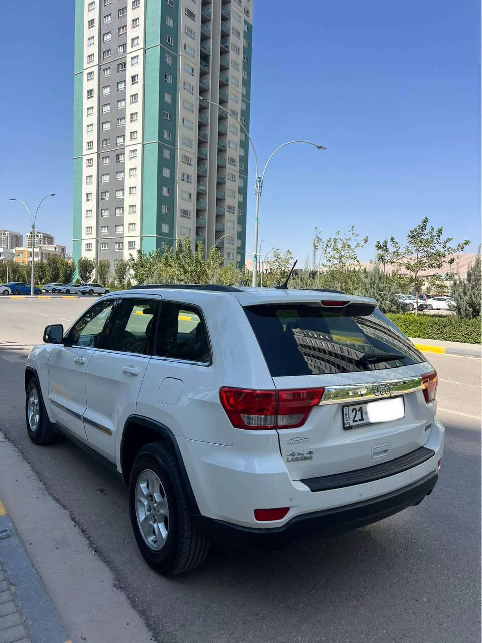 jeep laredo 2011 
جێب لاریدۆ ٢٠١١ بێ بۆیاخ 
 دەبڵ ئەکسلە شاشە تێسلایە 
سۆنەرەکەیم داناوە ١ کارتی هەیە 
چاڵ و تەرزەی نیە ڕەقەم و سەنەوی تایەی تازەیە 
بەشی سەرەوەی  مەکینەکەی کراوەتەوە  گێڕ و مەکینە و تەقەو ڕەقەش بە شەرت ١ دینار مەسرەفی نیە
نرخی ١٥٥ گەڵا  و معامەلە 
 whats up ژ.م ***********
*********** السليمانية, العراق
