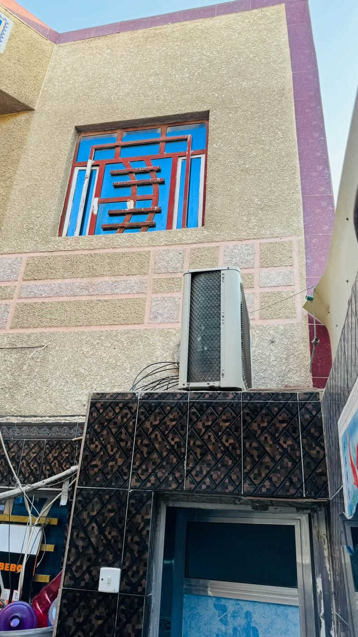 السلام عليكم
بيت للبيع مدينة الصدر قطاع ٩ قرب ساحة ٥٥ 
مساحة البيت ٨٤ متر 
واجه ١٠.٥ والنزال ٨
البيت طابقين 
للاستفسار اتصل على الارقام 
***********
***********
