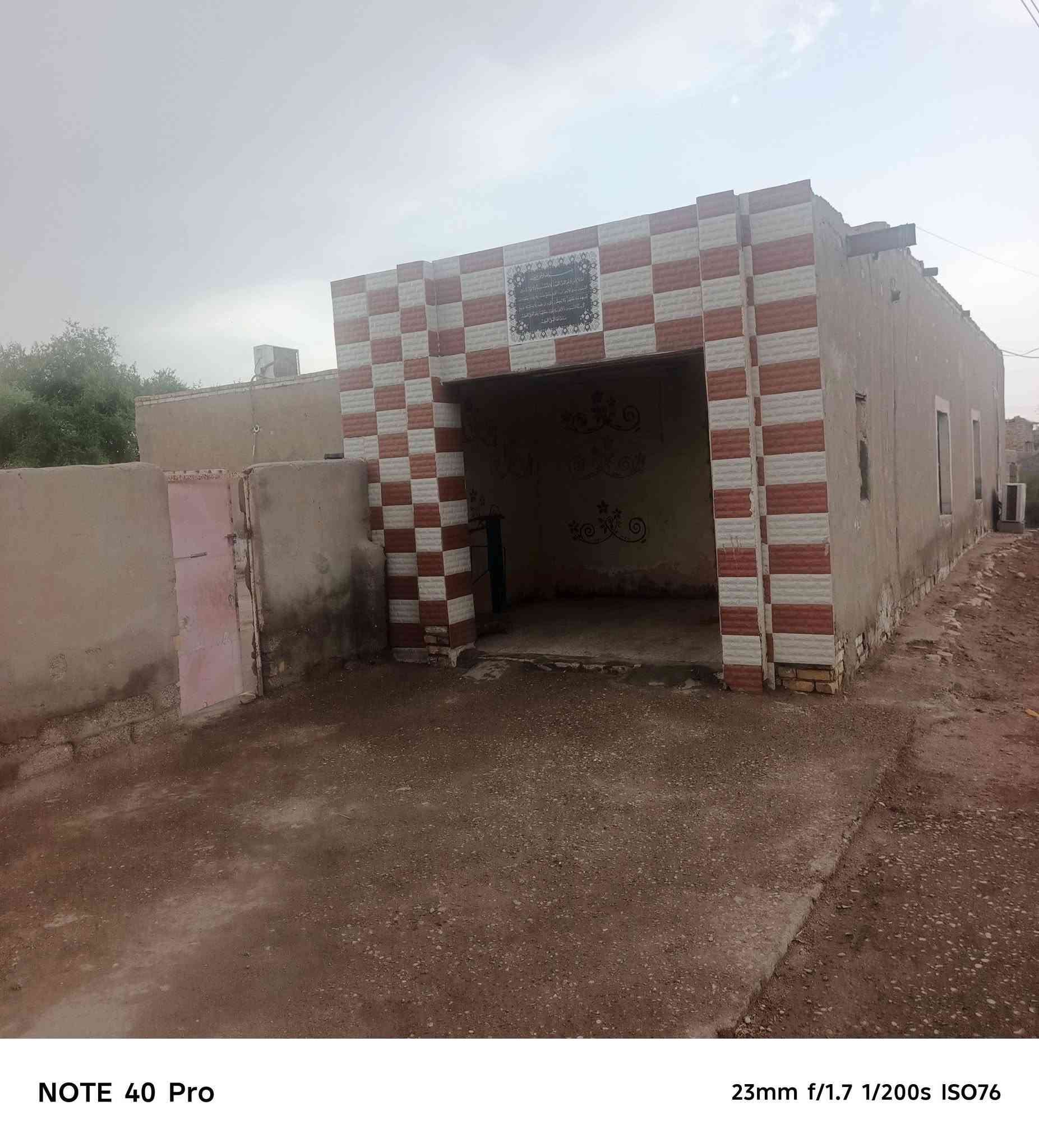 ٦ بيوت • أرض ومعاهن • قرب المطار
