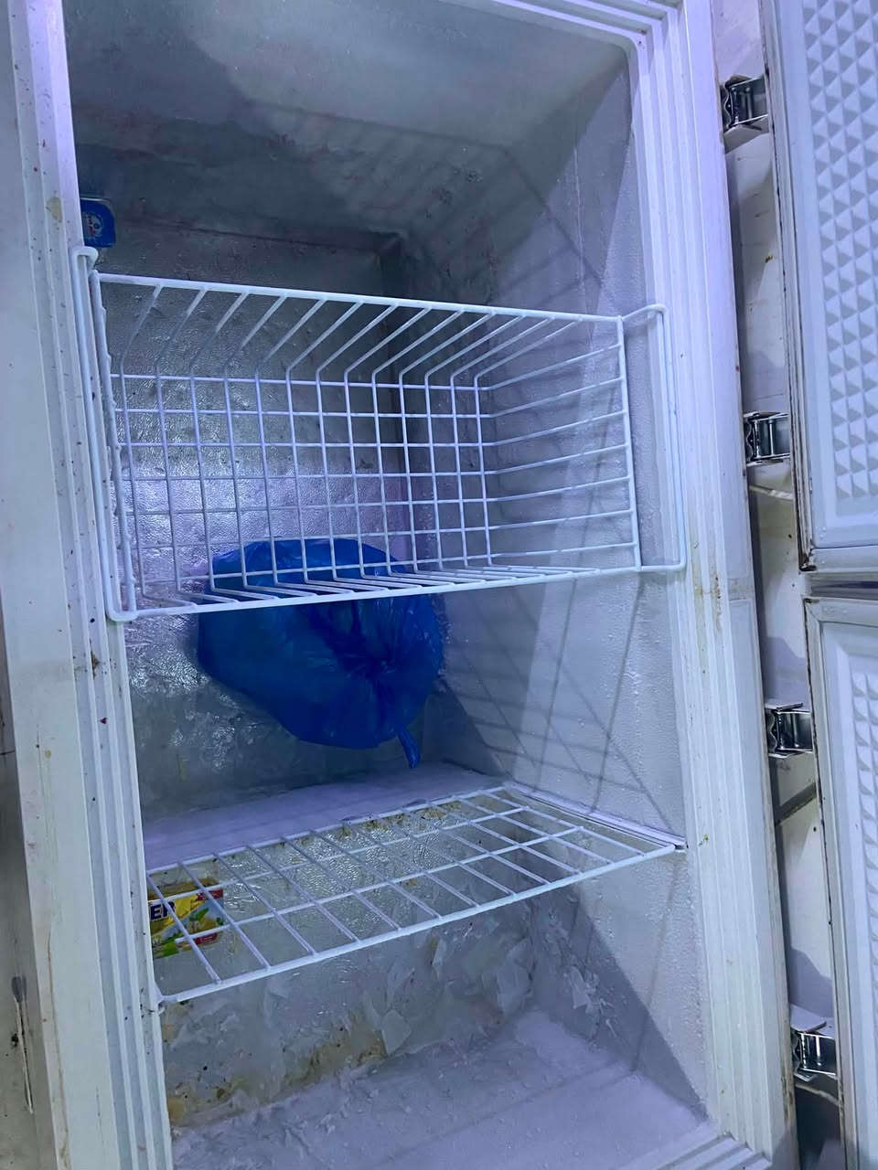 سلام عليكم مجمدة دبل باب برودة ثلج عل فحص السعر //600وبيها مجال بلازمة العدد ثنين الحجم 42 جدد مستخدمة شي قليل اخوان غراض مستخدمة شي قليل الشراي يتصل عل رقم ***********
