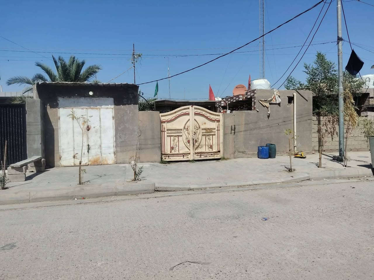 ⭕ للبيع بيتين ( كاملات من كل النواحي) 
بيتين للبيع يباع بيت واحد او البيتين
البيت الاوال مساحه٣٢٣ يتكون من
غرفتين 5×4
استقبال 8 ×4
صاله 8 ×5
 مطبخ ٤×6 حمام داخلي حمام خارجي

البيت الثاني بناء جديد مساحه ٢٢٤ يتكون من غرفتين غرفه سويت
صاله استقبال مطبخ حار وبارد مناور ٢
حمامات ٢ دخليه وحمام خارجي 
العنوان التنميه شارع سيد هادي الاتصال ***********
***********
