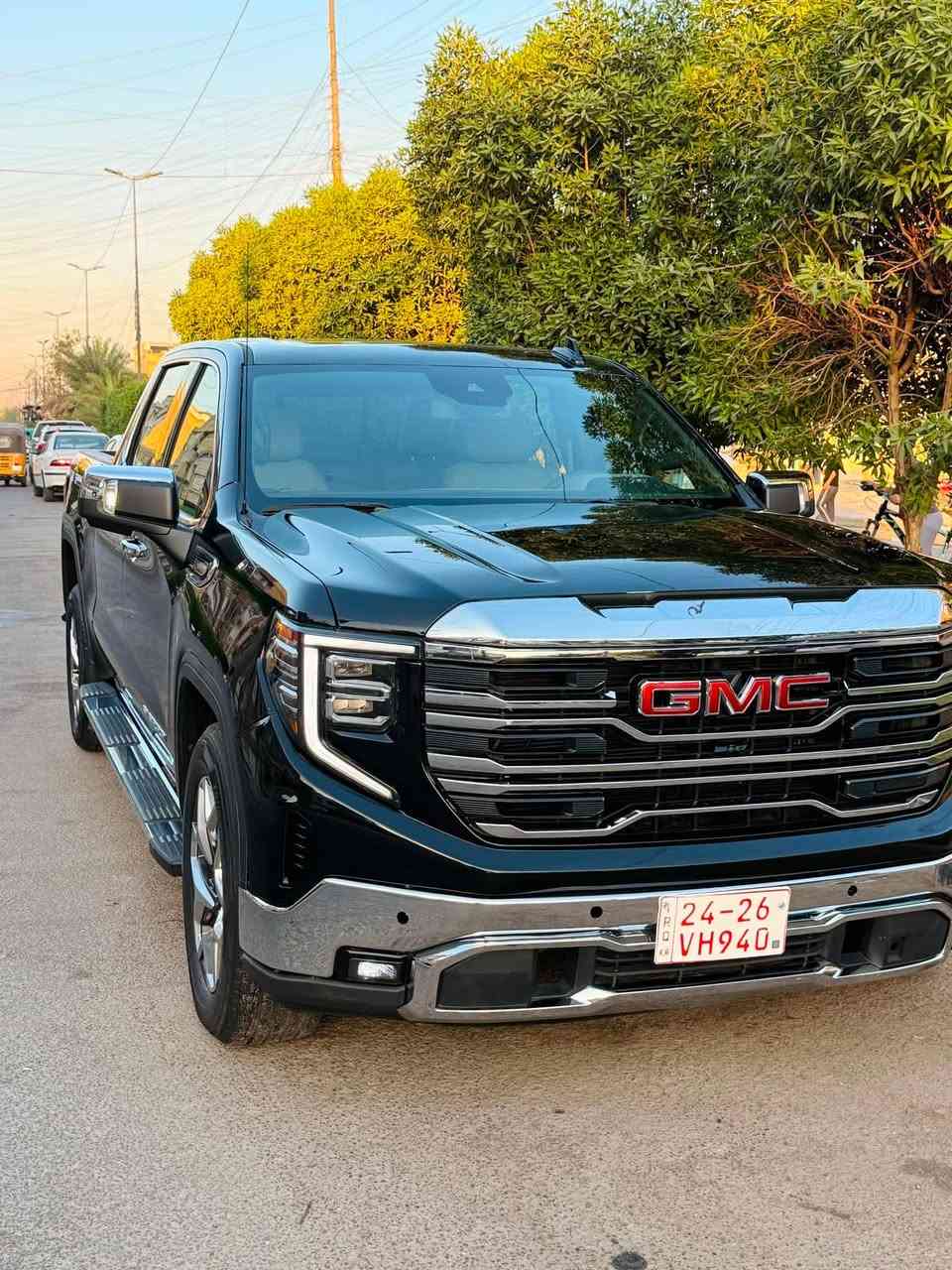 جمسي سيرا - 2025 . SLT 
فئة SLT. X3OF ROD 
اعلى المواصفات 
رقم اربيل سنويه بسمي ترقيم جديد شرط التحويل 
عداد المسافه (11,000mil)
باب طويل بدي قصير المرغوب 
حجم المحرك 5300cc 
8 سلندر 
كير طرح 10" نمر 
تحكم ستيرن جهتين 
فتحة سقف
كشنات جلد + قاصات كشنات خلفيه 
مثبت سرعه 
بصمه + بصمة ابواب 
سايد بريك كهرباء
فور ويل 4*4 
باب البدي الخلفي 3قطع كهرباء 
داخل لونين 
عداد سرعه دجتل 4 وضعيات 
داته شو 
رادار امامي + خلفي 
نضام نقطه عمياء 
5 كامرات محيطيه مع شاشه حجم كبير تدعم ابل كار بلي 
سستم صوت سماعات بلادي BOSE
كشنات اماميه + خلفيه تدفئه وتبريد +كشنات اماميه كهرباء مع ذاكرة خزن كشن السائق 
هيتر تدفئة الستيرن 
تشغيل عن بعد 
تحديد مسار 
اوتو ستوب 
نضام انحدار 
وضعيات قياده 
ستيرن كهرباء 
مري شفط 
شاحن لاسلكي 
حساسات اماميه + خلفيه 
جامه خلفيه سلايت كهرباء الى الخ 
سياره كفاله من الصبغ والبارد 
والتبديل .
❓بيع او امراوس حسب القناعه 
للراغب بالشراء الاتصال
***********

