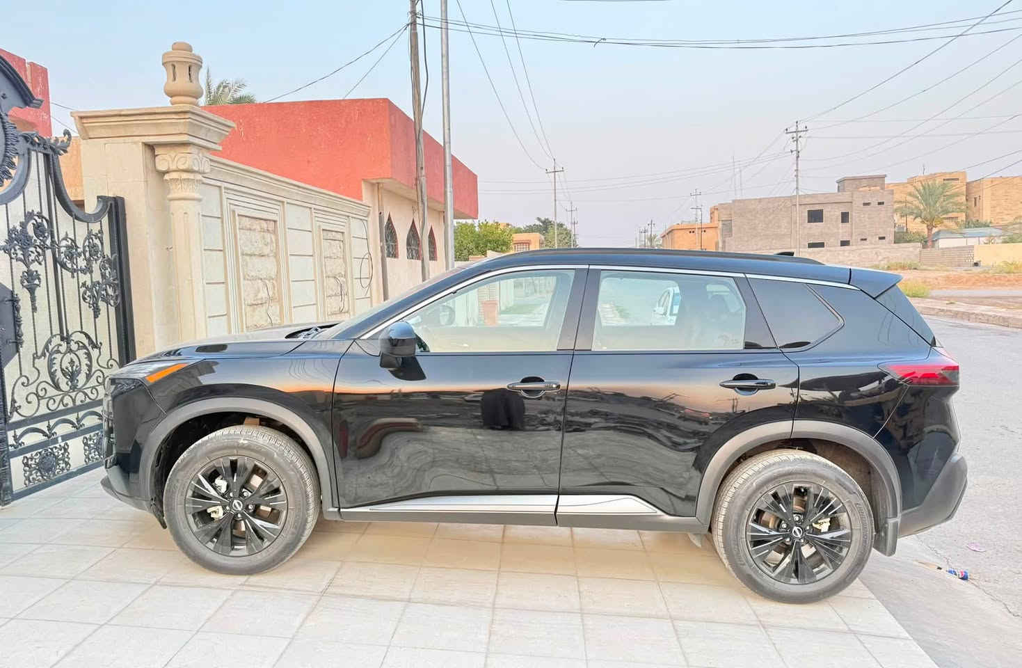 💥 للبيع: نيسان روج بلاتينيوم بلاك إديشن 2023 (Nissan Rogue Platinum 2023 - Black Edition) 💥

⚙️ المواصفات الفنية والمحرك:
 الموديل: 2023
 الفئة: بلاتينيوم (Platinum) - أعلى فئة
 المحرك: 1.5L تيربو المتطور (VC-Turbo) - 3 أسطوانات بقوة 201 حصان وعزم هائل.
 ناقل الحركة: أوتوماتيكي CVT سلس جداً مع وضعيات قيادة (Sport / Eco / Standard).
 نظام الدفع: دفع أمامي (FWD) - ممتاز جداً واقتصادي جداً في استهلاك البنزين.
✨ التجهيزات الخارجية (Black Edition):
 لون أسود ملكي جذاب مع حزمة البلاك إديشن.
 إضاءة LED بالكامل (مصابيح أمامية، نهارية، وخلفية).
 فتحة سقف بانورامية كهربائية عملاقة.
 وياله ألمنيوم حجم 19 إنش بتصميم رياضي.
 صندوق خلفي (دبة) كهربائي يفتح بالقدم (Hands-Free).
 سكك سقفية باللون الأسود + حسّاسات ركن أمامية وخلفية.
 مرايا جانبية كهربائية بلون السيارة مع إشارات وتدفئة.
🛋️ المقصورة الداخلية والرفاهية:
 مقاعد جلد فاخرة جداً (Semi-Aniline) باللون الملكي.
 مقاعد أمامية وخلفية دافئة + عجلة قيادة دافئة.
 ذاكرة لمقعد السائق وتعديل كهربائي كامل للمقاعد.
 شاشة عدادات ديجيتال بالكامل مقاس 12.3 إنش.
 شاشة عرض معلومات على الزجاج الأمامي (Head-Up Display) مقاس 10.8 إنش.
 شاشة لمس وسطية مقاس 9 إنش تدعم Apple CarPlay (لاسلكي) و Android Auto.
 نظام صوتي فاخر جداً من Bose مكون من 10 سماعات مع مضخم صوت.
 شاحن هاتف لاسلكي + منافذ USB و Type-C للركاب بالأمام والخلف.
 تكييف أوتوماتيكي ثلاثي المناطق (Triple-Zone) مع ستائر جانبية للركاب في الخلف.
🛡️ أنظمة الأمان والسلامة (ProPILOT & Safety Shield 360):
 نظام القيادة شبه الذاتية ProPILOT Assist مع رادار ومثبت سرعة ذكي متكيف.
 نظام كاميرات رؤية شاملة 360 درجة (Around View Monitor).
 نظام الكبح التلقائي للطوارئ (أمامي وخلفي) مع كشف المشاة.
 نظام تحذير النقاط العمياء (Blind Spot) والتنبه عند الخروج من المسار.
 نظام التنبيه من حركة المرور الخلفية أثناء الرجوع.
صدوق كهرباء
السياره بحاله الوكاله دينار متصرف عليه
تايرات الوكاله جديده
باتري جديد 
مبدل دهن قبل يوم
حادث جاملغ بنيد بدون دواخل 
ايربك سترين مبدل اصلي

السعر 160 بي مجال 
ماشيه 61 الف كيلو

***********
***********
صلاح الدين / بلد

