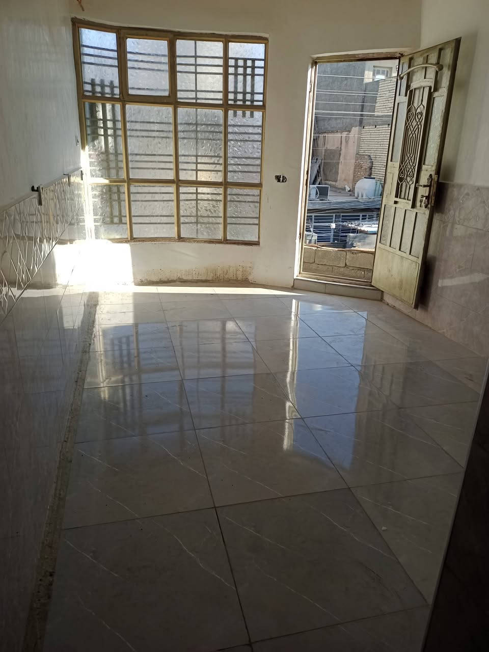 السلام عليكم بيت معزول كامل طابق ثاني نضيف كلش غرفه نوم وصاله وحولي ومطبخ وصحيات كهرباء خطين تانكي جبير موطور ماء مراوح جاهز للسكن جيب غراضك واسكن اني أبو البيت اهم شيء احترام الجار والهدوء عنواني حي الجهاد منطقة اللفين قريب على الشارع العام ايجاره 350الف ***********متواجد وات ساب
