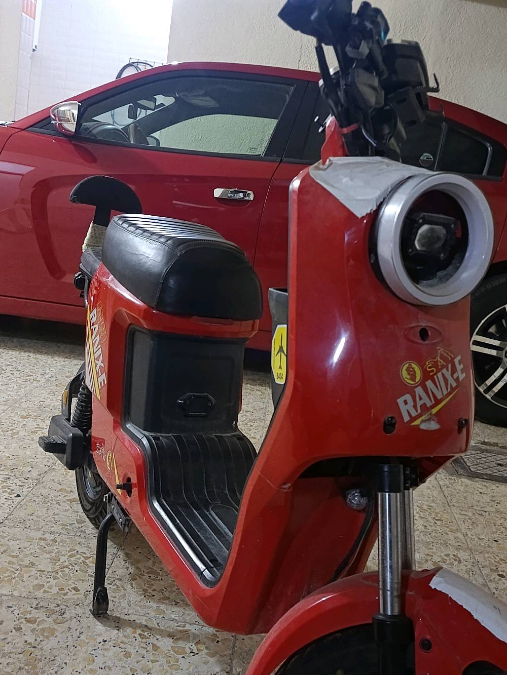 سلام عليكم دراجه R9للبيع بسعر مناسب ب350 او بيه مجال هواي للشراي او باقي غراض موجوده السله و الدواسه تشتغل سوسج او بصمه علا الكارت+ 3 نمر و عالي او ناصي او هورن كله يشتغل بكاني ذي قار قلعه سكر
ممكن توضحلنا موديل R9 بالضبط وشكد سنة الصنع أو سنة الاستخدام؟: 
2025
الدراجة شكد حالة البطارية/البطاريات؟ وكم تمشي بالشحنة الواحدة تقريباً؟: 
تمشي بل شحنه الوحده من 30 كم الى 50 كم
بيها أي ملاحظات أو نقص غير اللي مذكور، خصوصاً بالفرامل، الكفرات، أو الكهرباء؟: 
بس البك ما يشتغل 
ومن أي منطقة بالضبط حتى نذكر موقع البيع، وشنو آخر سعر إلك بيها إذا اكو مجال للمساومة؟: 
ذي قار قلعه سكر 