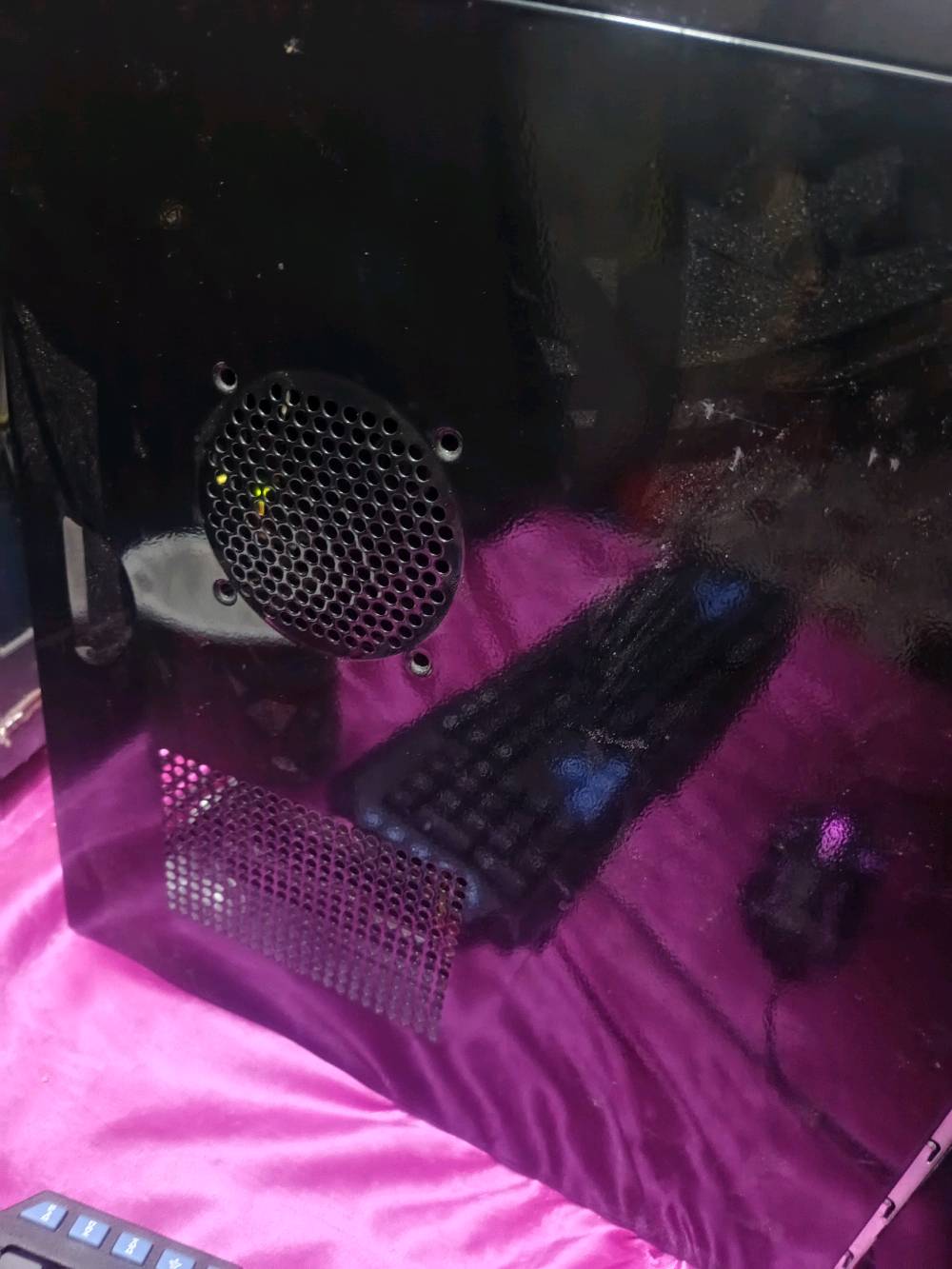 سلام عليكم pc  للبيع يجي ويا حساب ستيم بي ١٠٠ لعبة قويات وحديثات الحاسبة خير من اللة
معالج i5 _4460
كرت شاشهGTX960 asus
مذر بورد gigbayte
رامات 8
بور سبلاي 500w
ملحقات موس وكيبورد لوجتك 
موس باد سماعه ريد دراكون
يواسبي فاربر 850 يجي وياهة 1 كيبورت مكاني بغداد 
لسعر بس اب 200