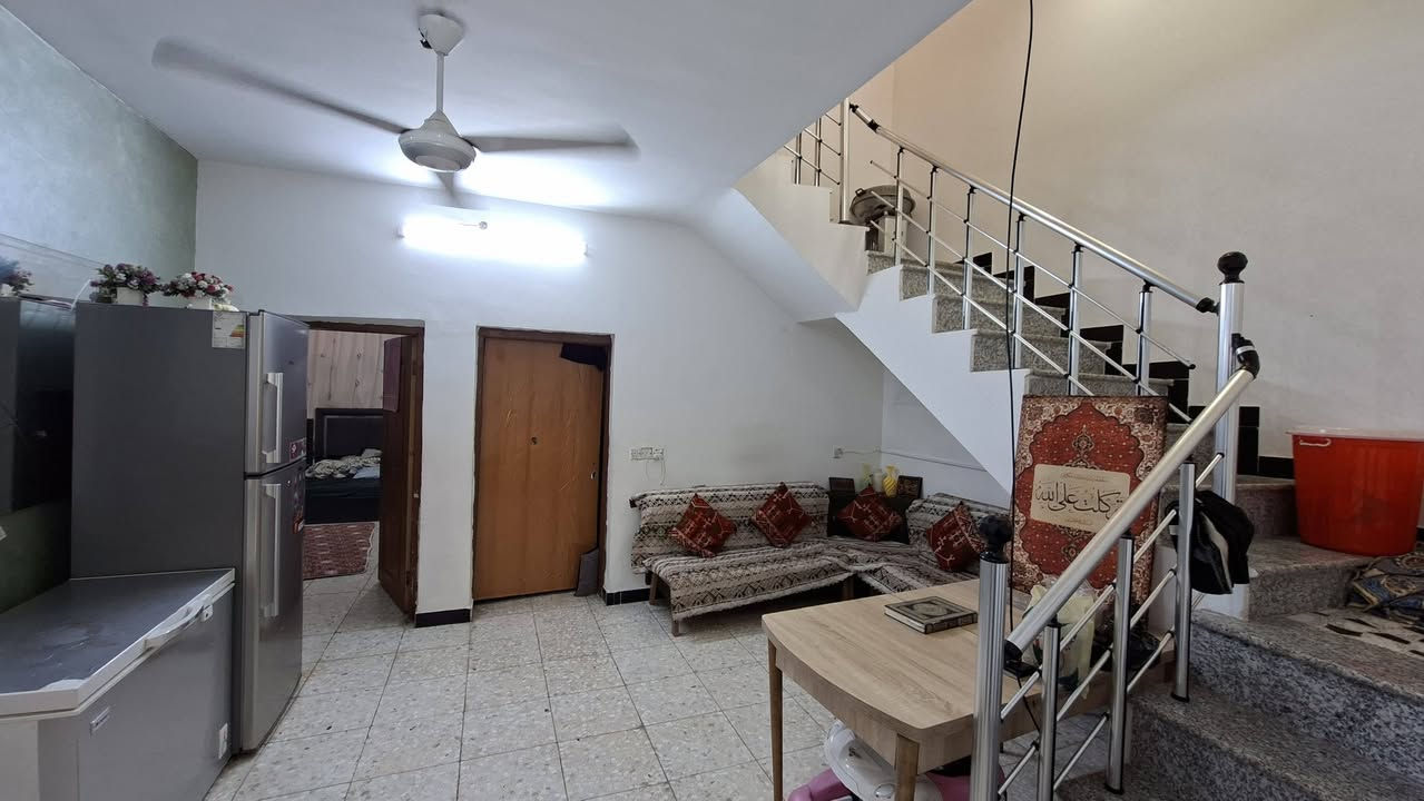 بيت للبيع في حي الرحمه مساحة 150 طابق ونص بي 4 غرف
***********
