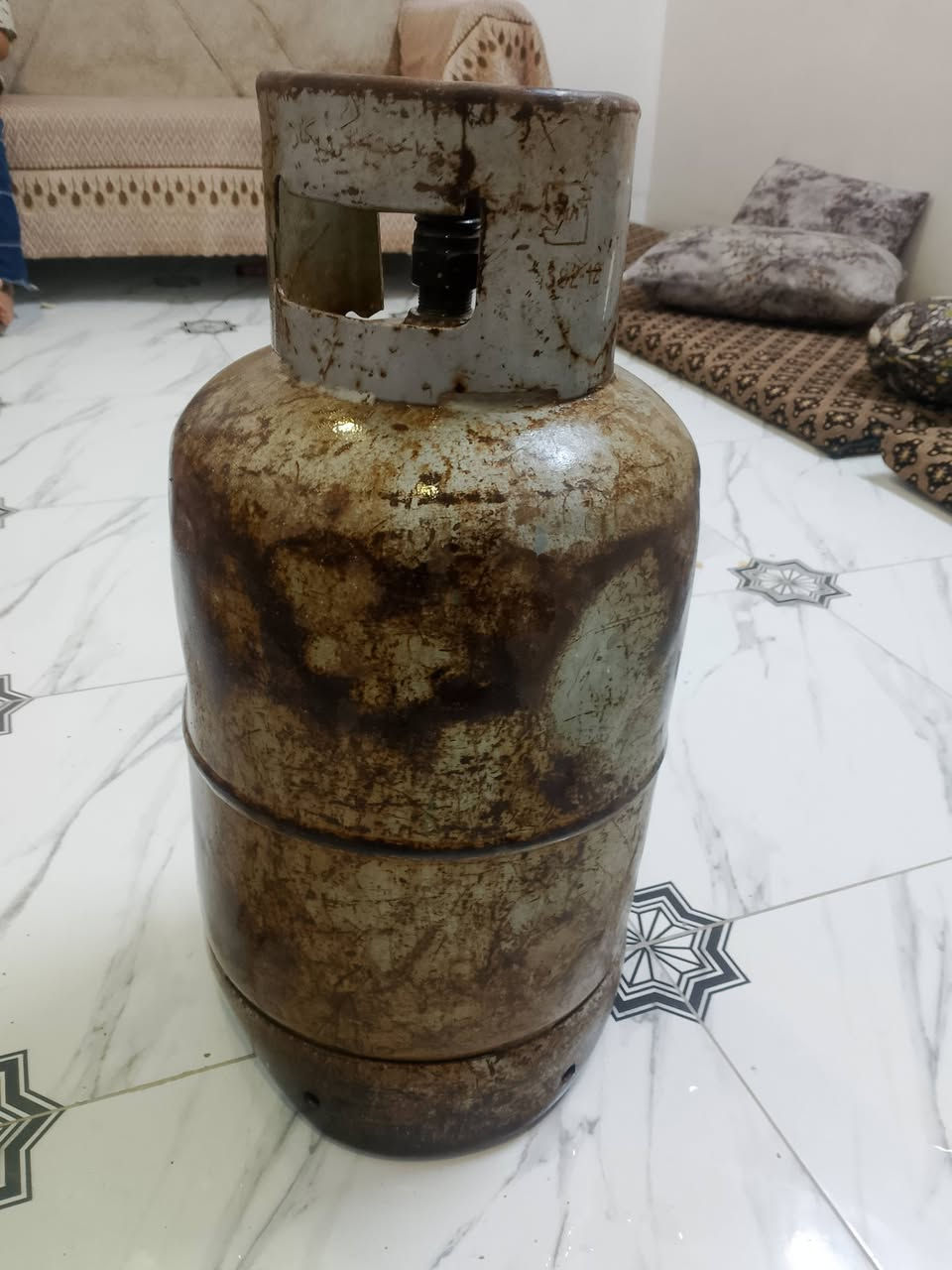 غاز ايراني للبيع مكان حي العسكري كركوك السعر 30 اتصل ***********
