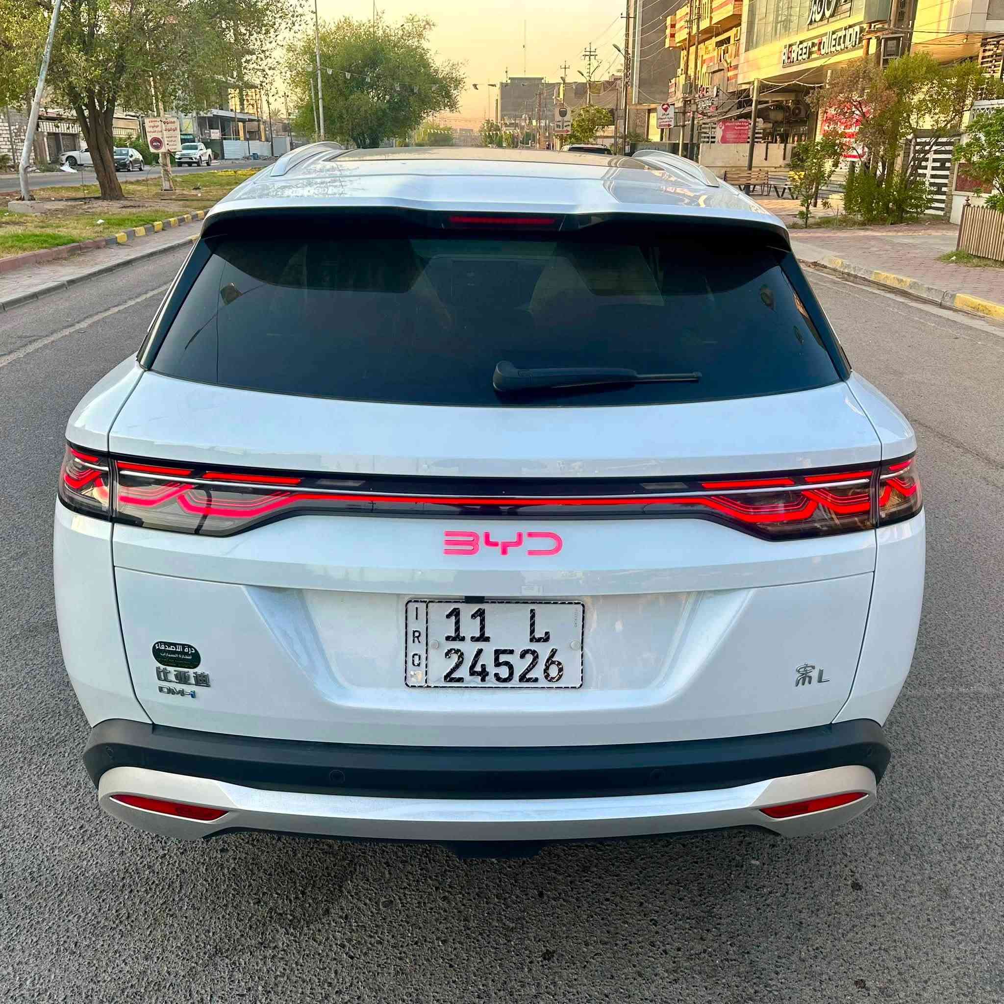 BYD SONG L
سنة الصنع :-2025
عداد المسافة الكلي :-6000كم فقط
مدى البطارية :-120 كيلو متر
رقم بغداد بأسمي شخصيآ
المواصفات :- 
1- فتحة سقف بانوراما
2- بصمة ابواب وصندوق وتشغيل
3- كرسي السائق فقط كهرباء
4- داخل جلد مشمشي 
5- شاشة قلاب 
6- 5 كامرات
7-حساس امامي خلفي + رادار امامي
8- نظام حماية مراقبة بالكامرات DVR
العنوان :- الكرخ - حي الخضراء
السعر :-31،000،000 د.ع بيه مجال جدا بسيط
للتواصل :-***********
