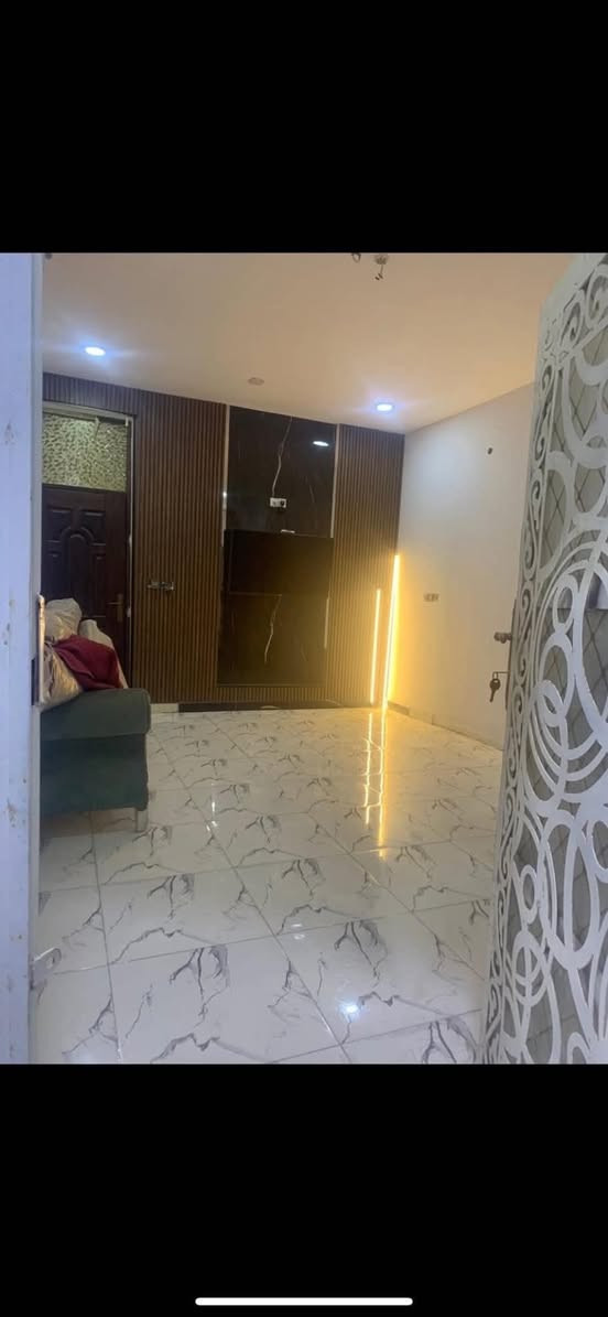 #إعــــــــــلان 🏠

🏠 بيت للبيع – الكوت الجديدة
📍 نهاية شارع الأقواس – خلف مجمع القضاة

🏗️ بناء جديد – سنة البناء 2021
📐 المساحة: 200 م²
بسعر مناسب / 100مليون قابل للتفاوض مع صاحب البيت مباشر 

🏠 الطابق الأول
استقبال + مطبخ + صالة + صحيات + غرفتين نوم

🏠 الطابق الثاني
سويتين منفصلتين ومعزولات عن الطابق الأول، وكل سويت يحتوي على:
غرفة نوم + مطبخ + صحيات

📌 للطلب والعرض جميع أنواع العقارات في محافظة واسط / الكوت

📞 اتصال: ***********
🟢 واتساب: ***********

#الكوت_الجديدة #الكوت #واسط #عقارات_الكوت #عقارات_واسط #بيت_للبيع #بيوت_الكوت #استثمار

نص مكتوب في الصور:
- إعلان بيت للبيع في الكوت الجديدة نهاية شارع الأفواس - خلف مجمع القضاة بناء جديد - سنة البناء 2021 المساحة: 200 م 2 الطابق الأول استقبال + مطبخ + صالة + صحيات + غرفتين نوم الطابق الثاني سويتين منفصلتين ومعزولات عن الطابق الأول، وكل سويتين يحتوي على: غرفة نوم + مطبخ + صحيات اتصال، *********** واتساب *********** للطلب والعرض جميع أنواع العقارات في محافظة واسط / الكوت #الكوت_الجديده #محوث #واسط #عقارات_الكوت #عقارات_واسط #بيت_للبيع #بيوت_الكوت #استثمار