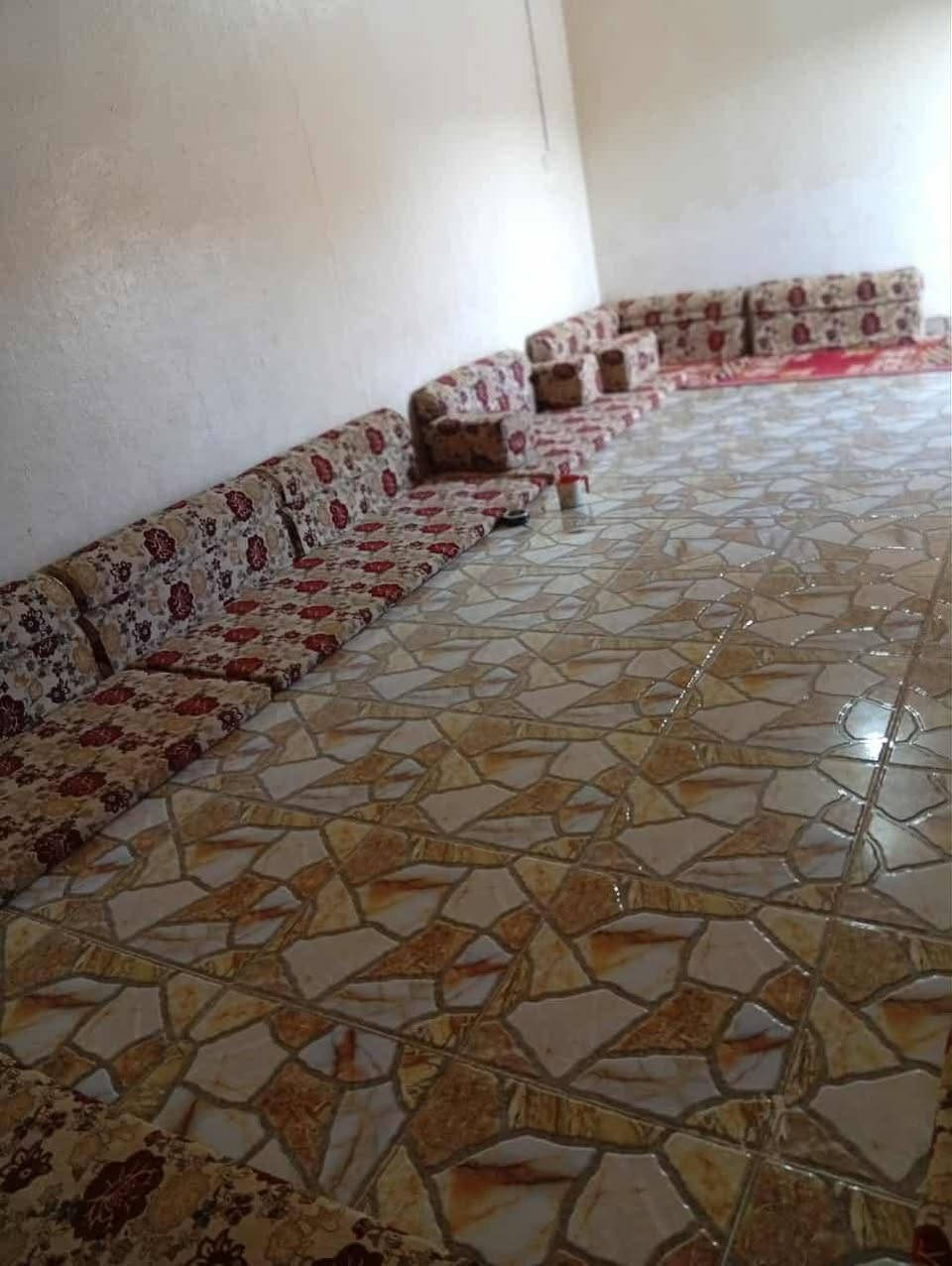 بيت ومشتمل للبيع زراعي صوب بني ارجاب قرية سيد حسين قرب بيت سيد راجوج
سعره 58 قفل 

البيت يتكون من 3 غرف 
وصاله 14 متر 
ومطبخ وصحيات داخليه
وبراني 7م وكراج كبير ايضا 
وصحياتي خارجيه 
++++المشتمل 
يتكون من غرفه وصاله ومطبخ وصحيات
