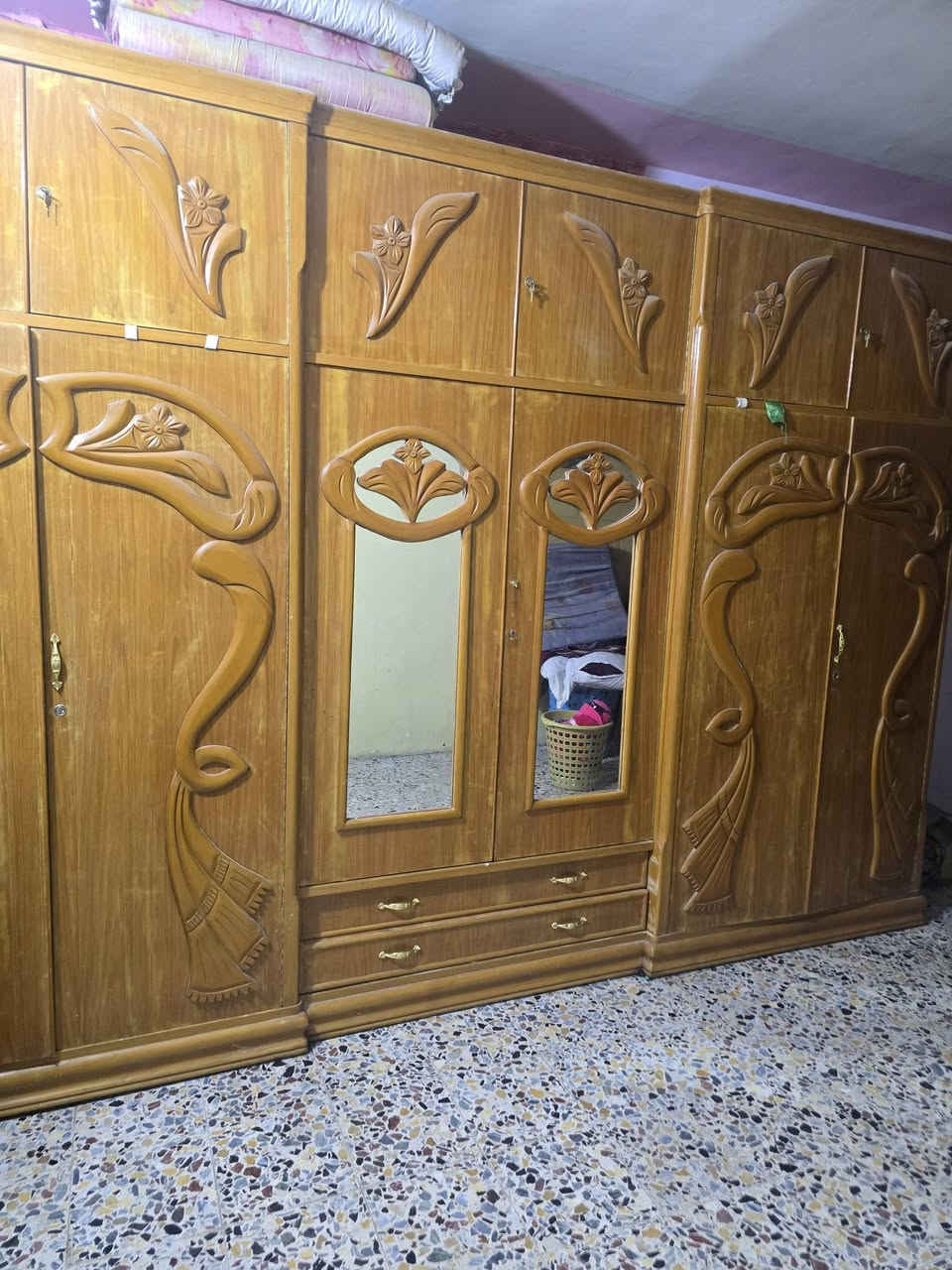 السلام عليكم غرفه نوم تسكام درجه اولا
الغرفه مامستعمله بس يحتاجله صبغ لان متروكه وخشبها زان اصلي 
***********
