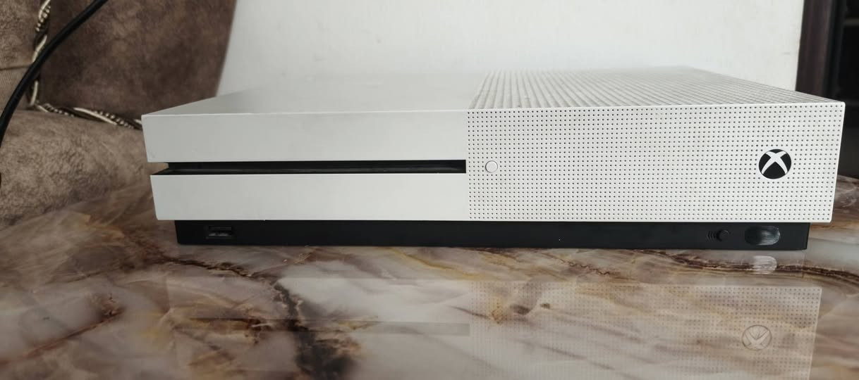 أكس بوكس وان إكس (Xbox One S) سعة 1 تيرابايت، معاه جويستيك 2 (يدتين تحكم): وحدة منها إضاءة LED والثانية عادية.
الجهاز بيه حساب يحتوي على لعبتين: Call of Duty: Black Ops 2 و PES 2020.

يجي معاه هارد خارجي سعة 300 جيجابايت. الجهاز مفتوح سابقاً، بس ينباع بشرط الضمان وبدون أي عيب.

​السعر لكل الأغراض: 230 الف (وبيه مجال بسيط).

رقم الموبايل: ***********

أكس بوكس وان إكس (Xbox One S) سعة 1 تيرابايت، معاه جويستيك 2 (يدتين تحكم): وحدة منها إضاءة LED والثانية عادية.

