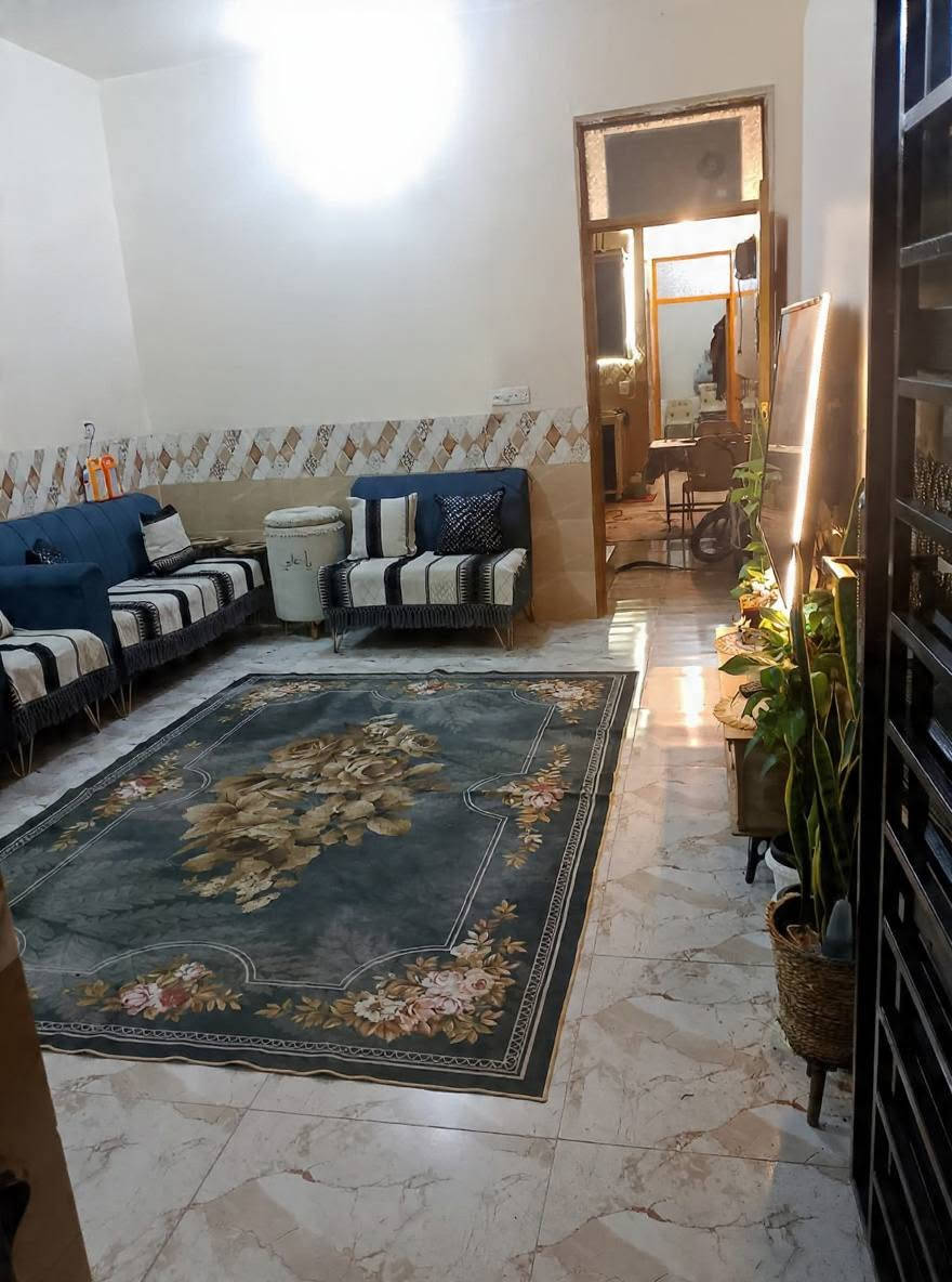 بيت قاط ونص للبيع المساحه 80م يحتوي على استقبال وغرفتين نوم وصاله مطبخ ومخزن بناء حديث في سريدات الجديده المربع الثاني للاستفسار ***********
