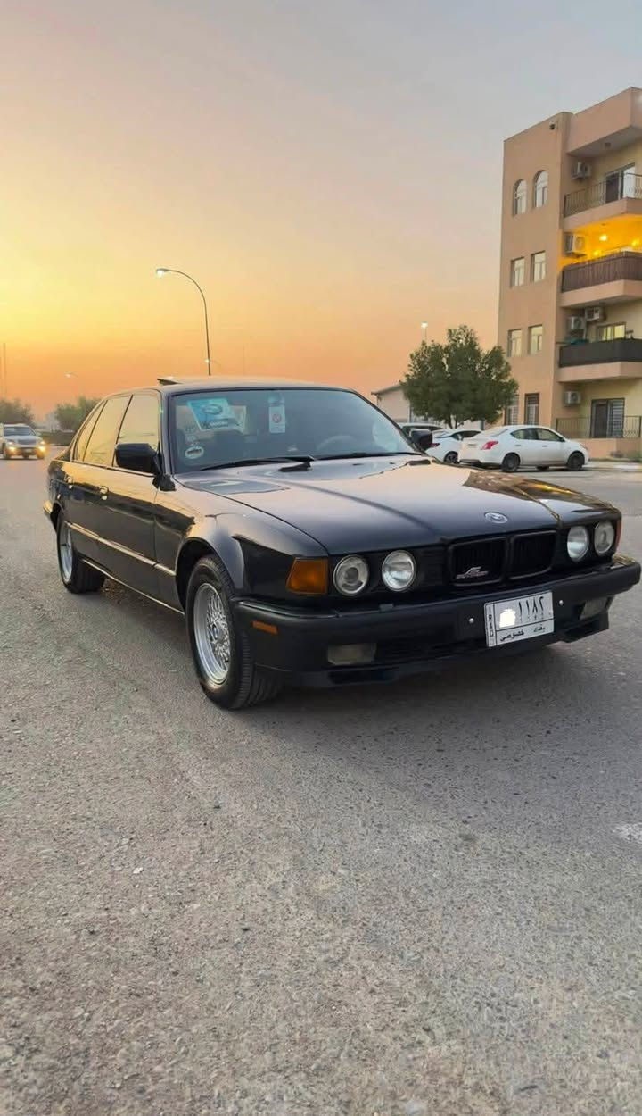 بي ام موديل 1992  صبغ عام جمالية حجم 735 محرك 6 سياره نضيفه جدا تبريد ثلج رقم مميز بسمي للستفسار ***********

