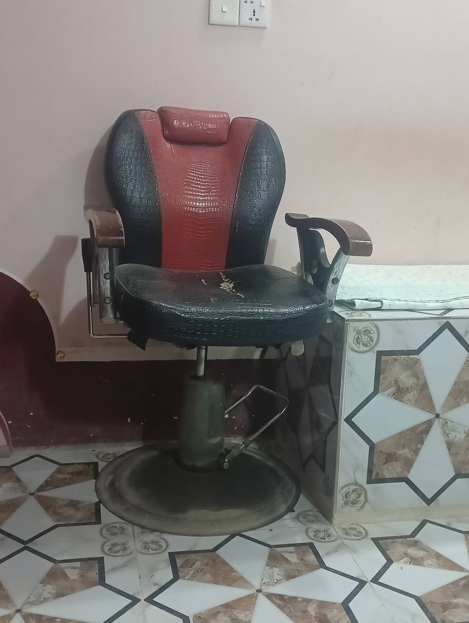 ميز حلاقه للبيع سعر ميه ولمرايات ب40 ولكرسي 25 طول لميز 3متر ونص تواصل***********

