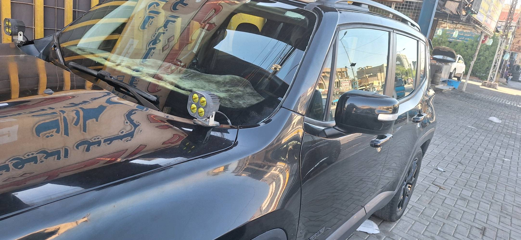 سيارتي جيب رينيگيد موديل رياضي، لون أسود، شكلها مرتب ومميزة، بيها جنط/لمسات تعديل خفيفة، والصالون نظيف. السيارة تبين مناسبة للي يدور على SUV عملية وشكلها شبابي. إذا تريد تفاصيل أكثر أو فحص، تواصل وياي.