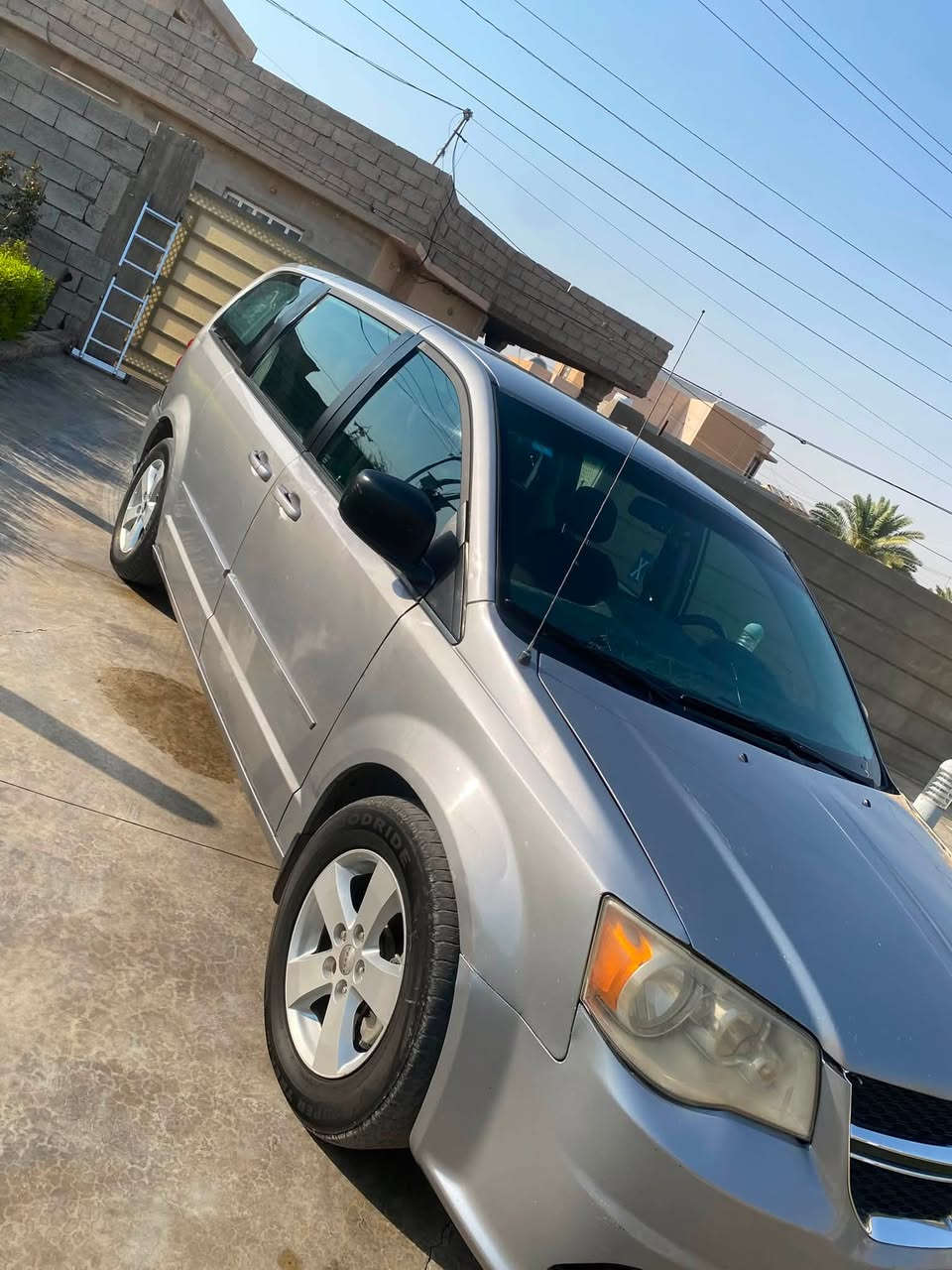 دوج كرفان ٢٠١٣ محرك ٣٦٠٠ تبريدثلج ٣ قطع
ابواب وجنطه ميكانيك
حادث بنيد وجاملغ وباب رش بدون دواخل  
٦ جام كهربائي 
شاشه ايباد وكامره 
ماشيه ٢٣٤ km
محرك شرط 
كير شرط شادله براد انسه حماوه كير 

منضومه غاز ٨٠ لتر
 
السنويه نافذه ٢٠٢٧،٨،٢٨

السياره عايزها صدر امامي وزوج تايرات 

120$ ينزل 5 $ ماتصليح صدر وتاير وترتيب 

السعر النهائي 115$ 
 
مكاني صلاح الدين العلم 
***********
***********
