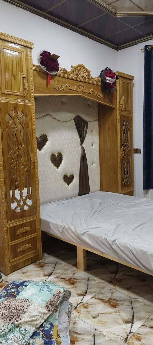 غرفه للبيع السعر ب مليون و200 وبيها مجال والاستفسار ع رقم ***********
