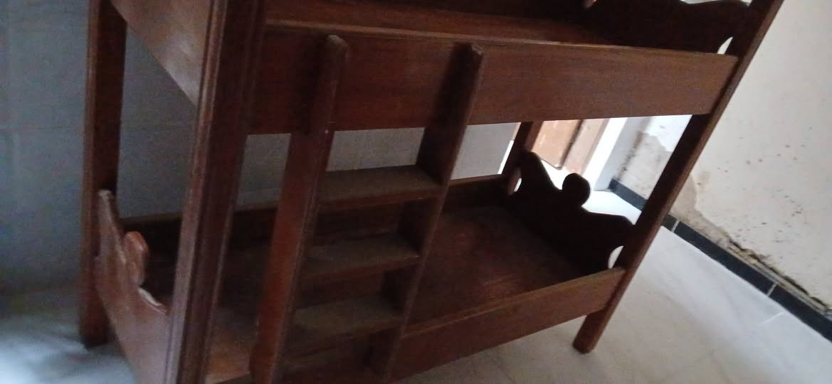 السلام عليكم كنتور اربع ابواب و سرير طابقين للبيع هياكل الغزاليه شارع 15مجاور جامع ذو الجلال والاكرام *********** ابو محمود النجار
